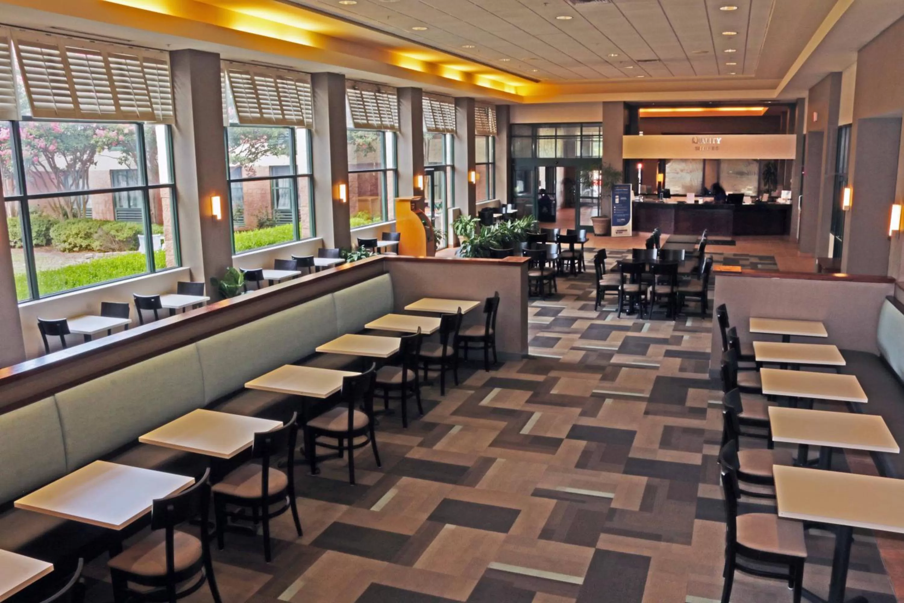 Restaurant/places to eat in Quality Suites Lake Wright - Norfolk Airport
