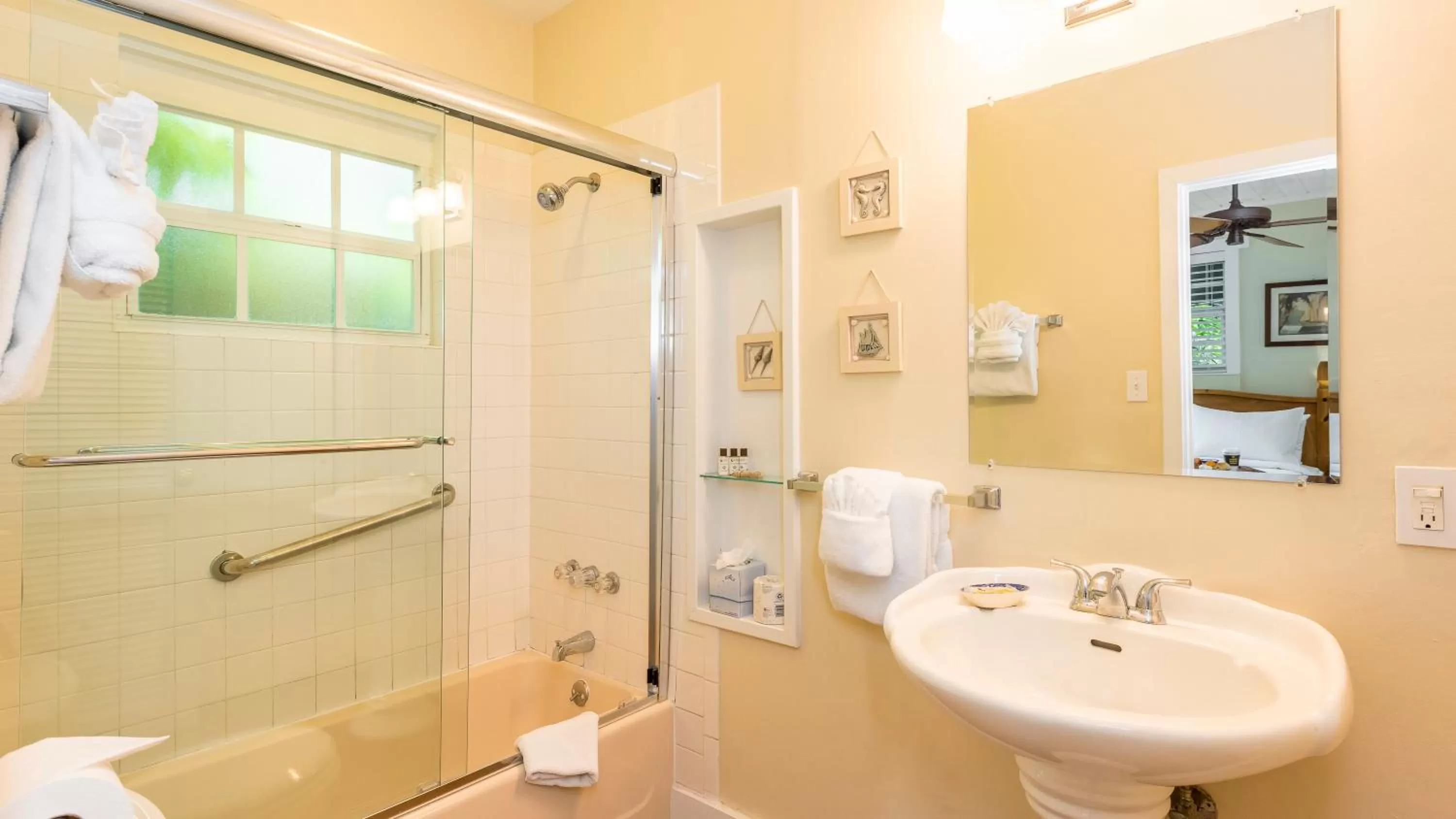 Shower in L'Habitation Guesthouse- Adult Exclusive