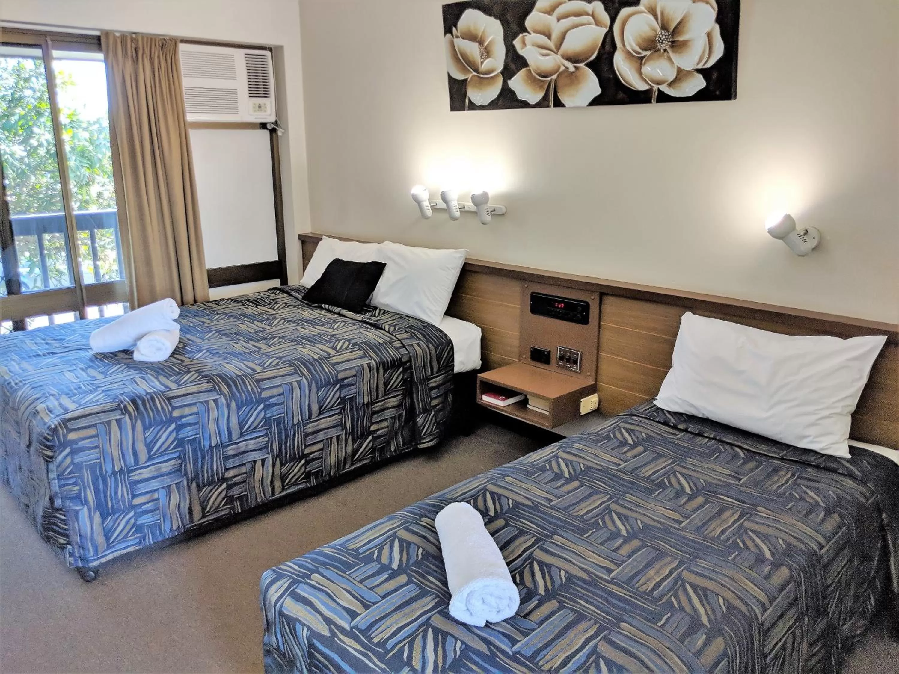 Balcony/Terrace, Bed in Miners Lodge Motor Inn