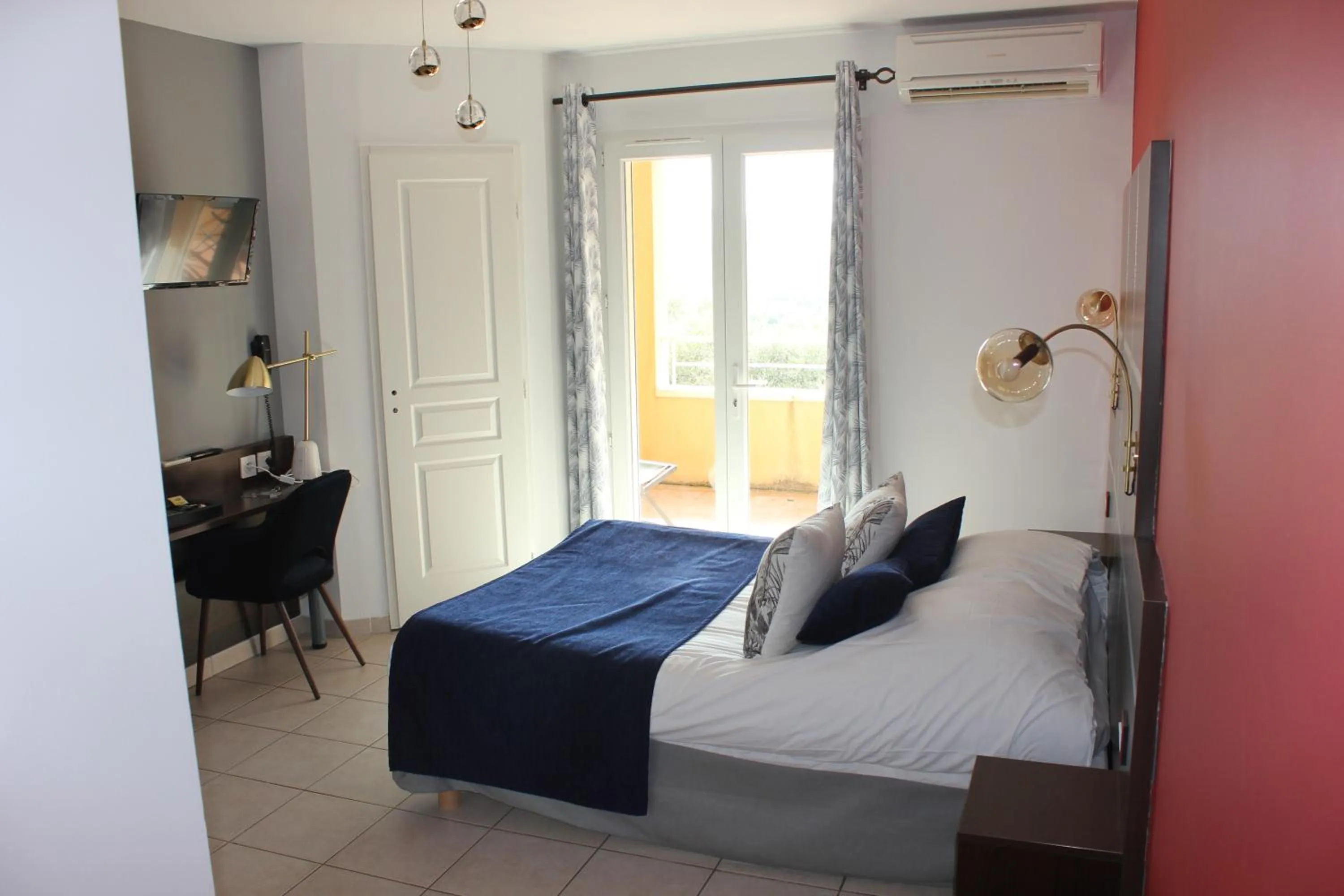 Double Room - Disability Access in INTER-HOTEL CÃ´tÃ© Sud Hotel Allauch