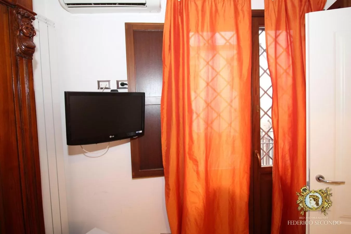 Inner courtyard view in Federico Secondo B&B