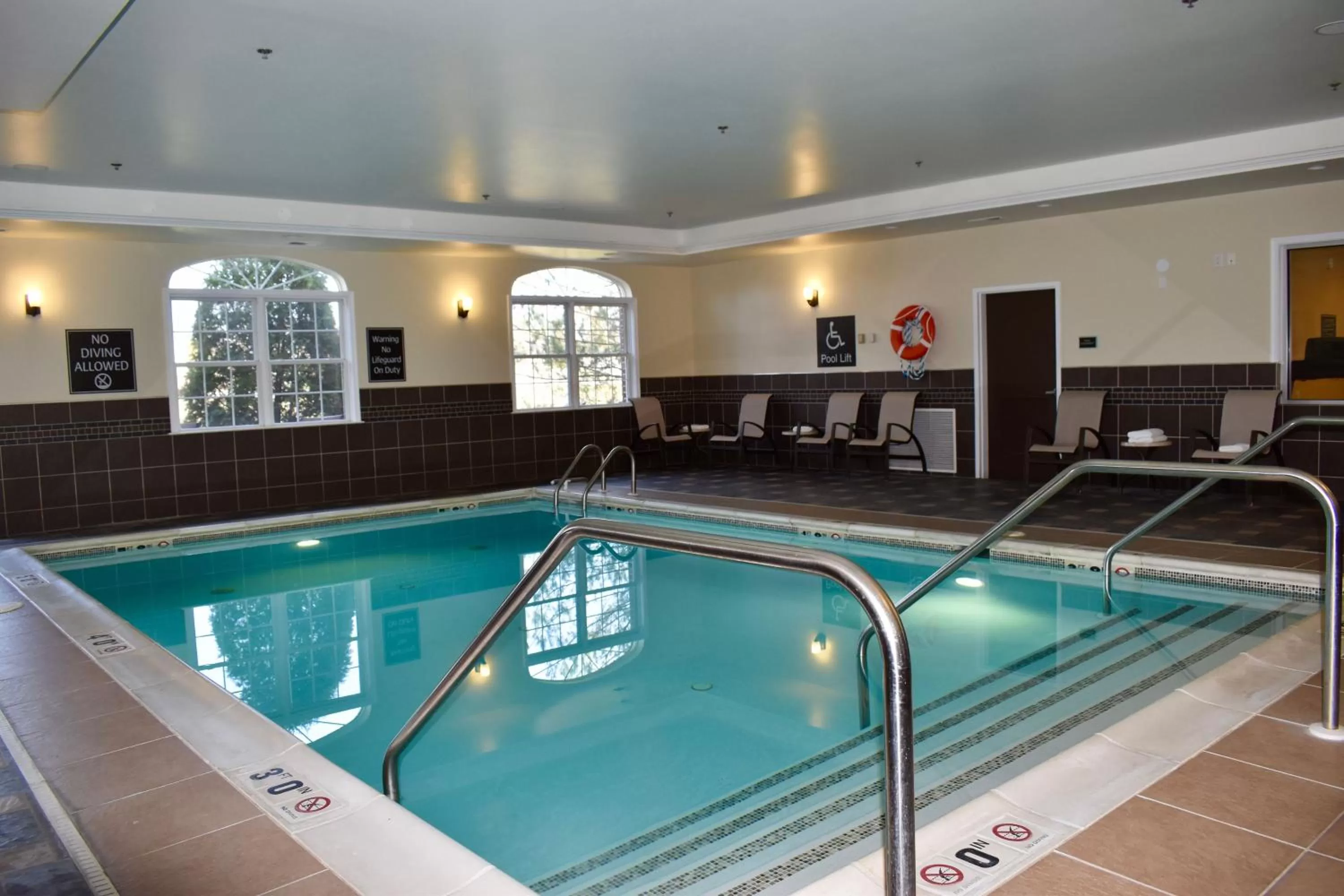Swimming pool in Best Western Plus Easton Inn & Suites