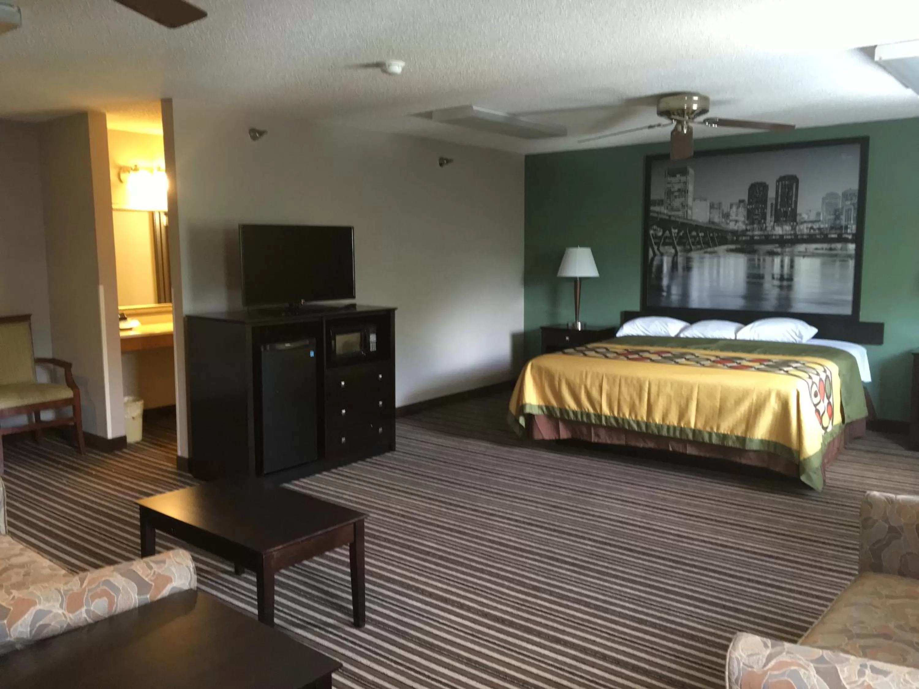 Photo of the whole room, Bed in Super 8 by Wyndham Richmond Midlothian Turnpike