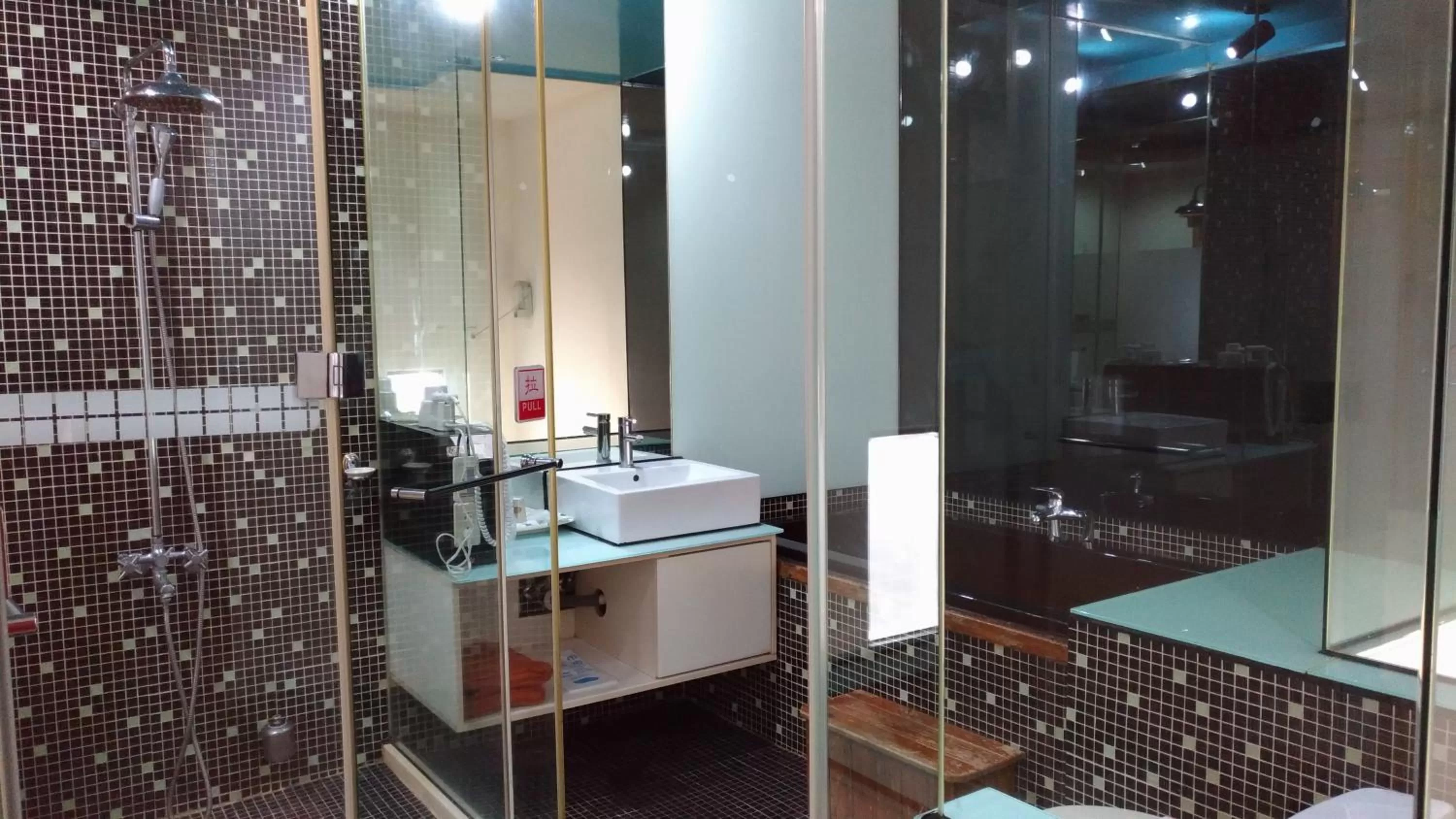 Bathroom in Golden Motel