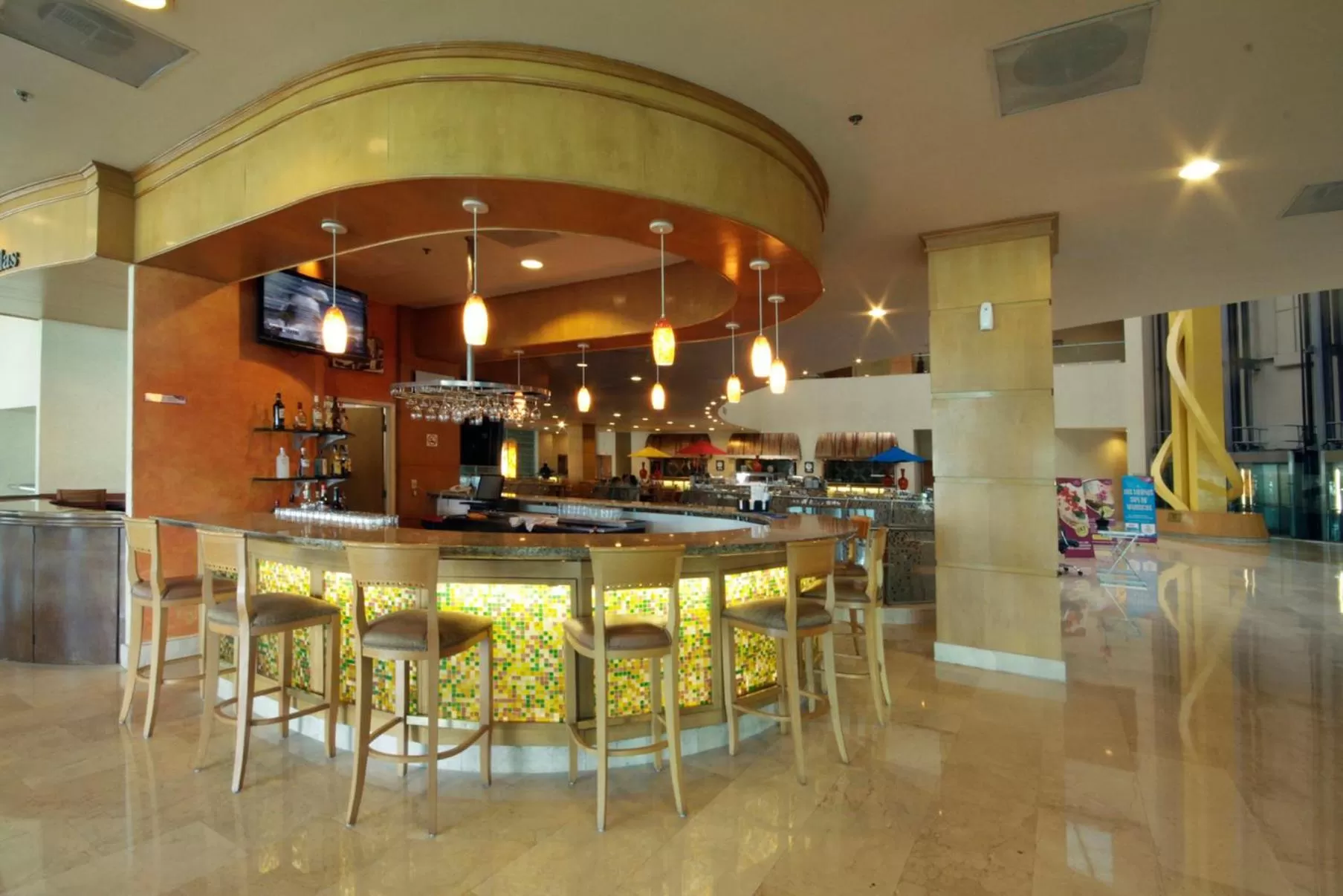 Lounge or bar in Crowne Plaza Torreon by IHG