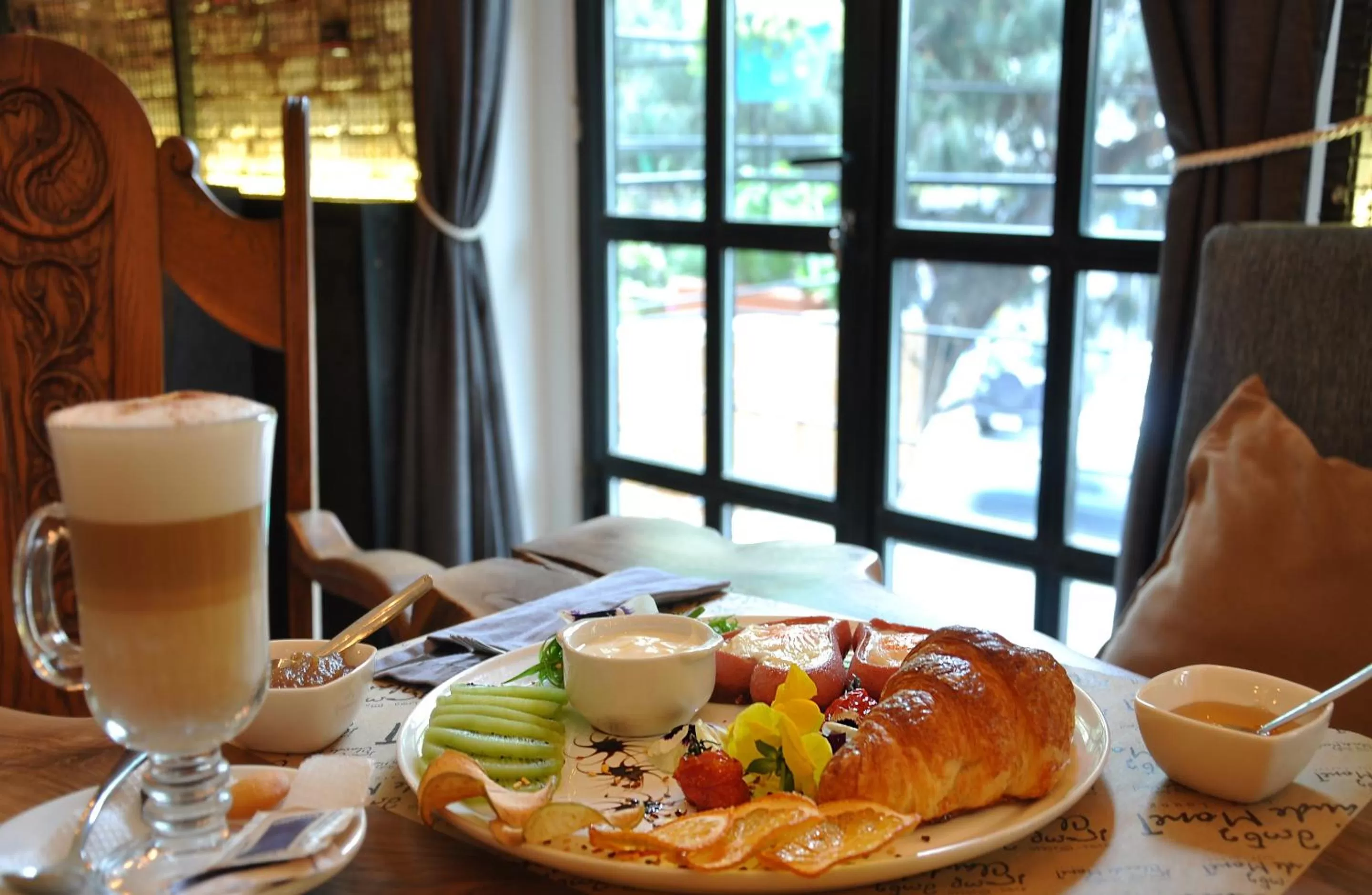 Food and drinks in Art Hotel Claude Monet