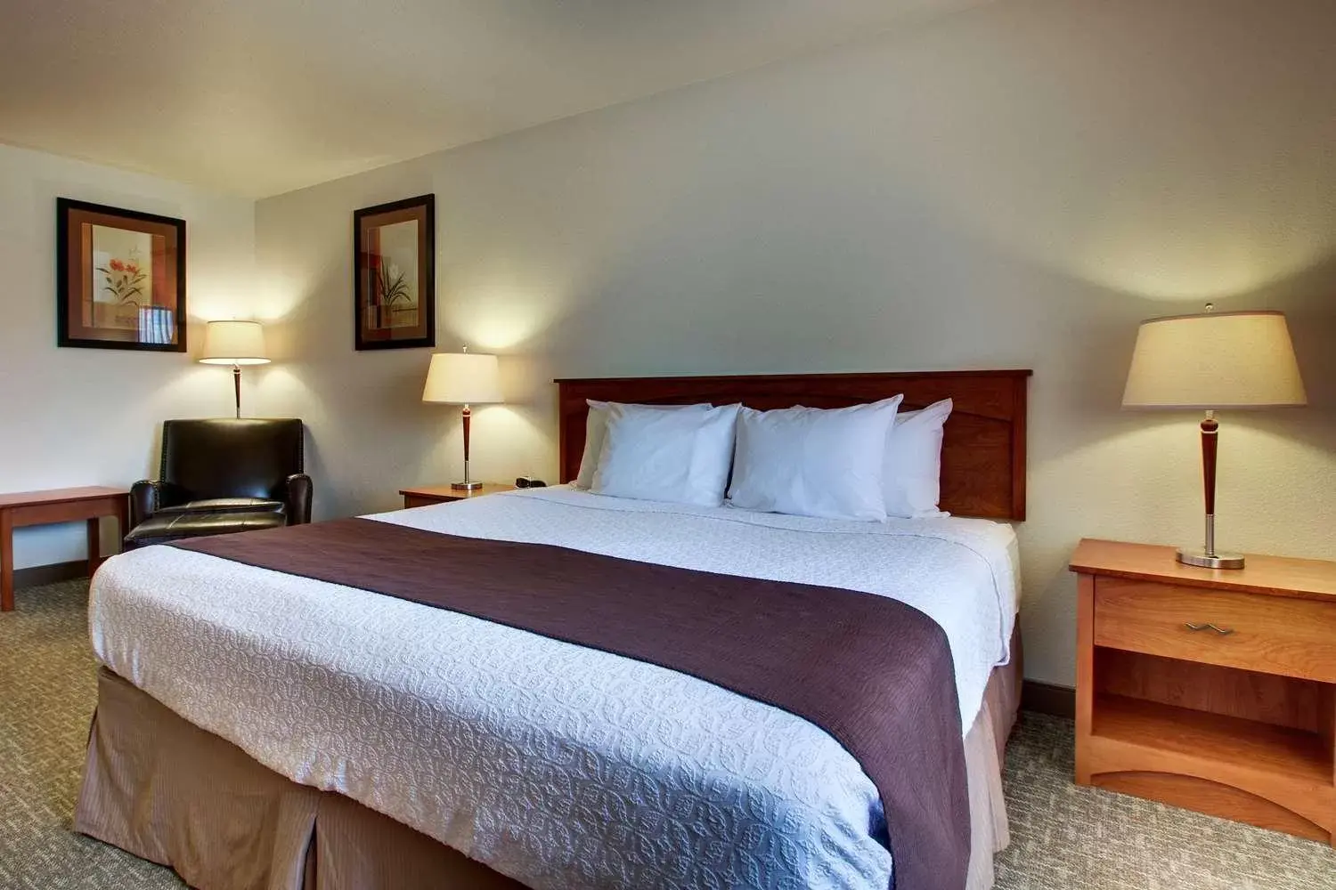 Suite with One King Bed and Two Queen Beds in Best Western West Hills Inn Suite with One King Bed and Two Queen Beds in Best Western West Hills Inn