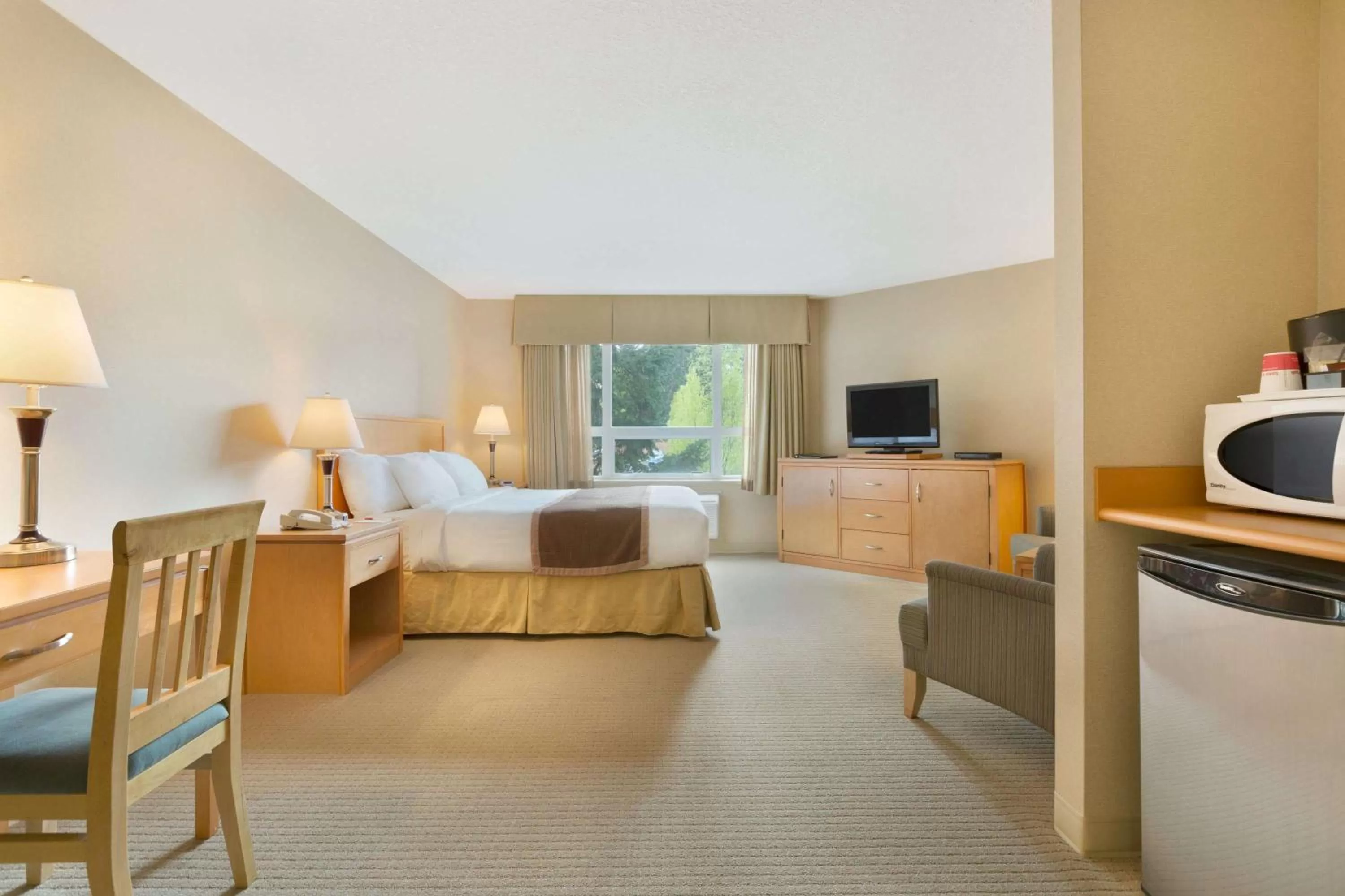 Photo of the whole room, Bed in Ramada by Wyndham Nanaimo