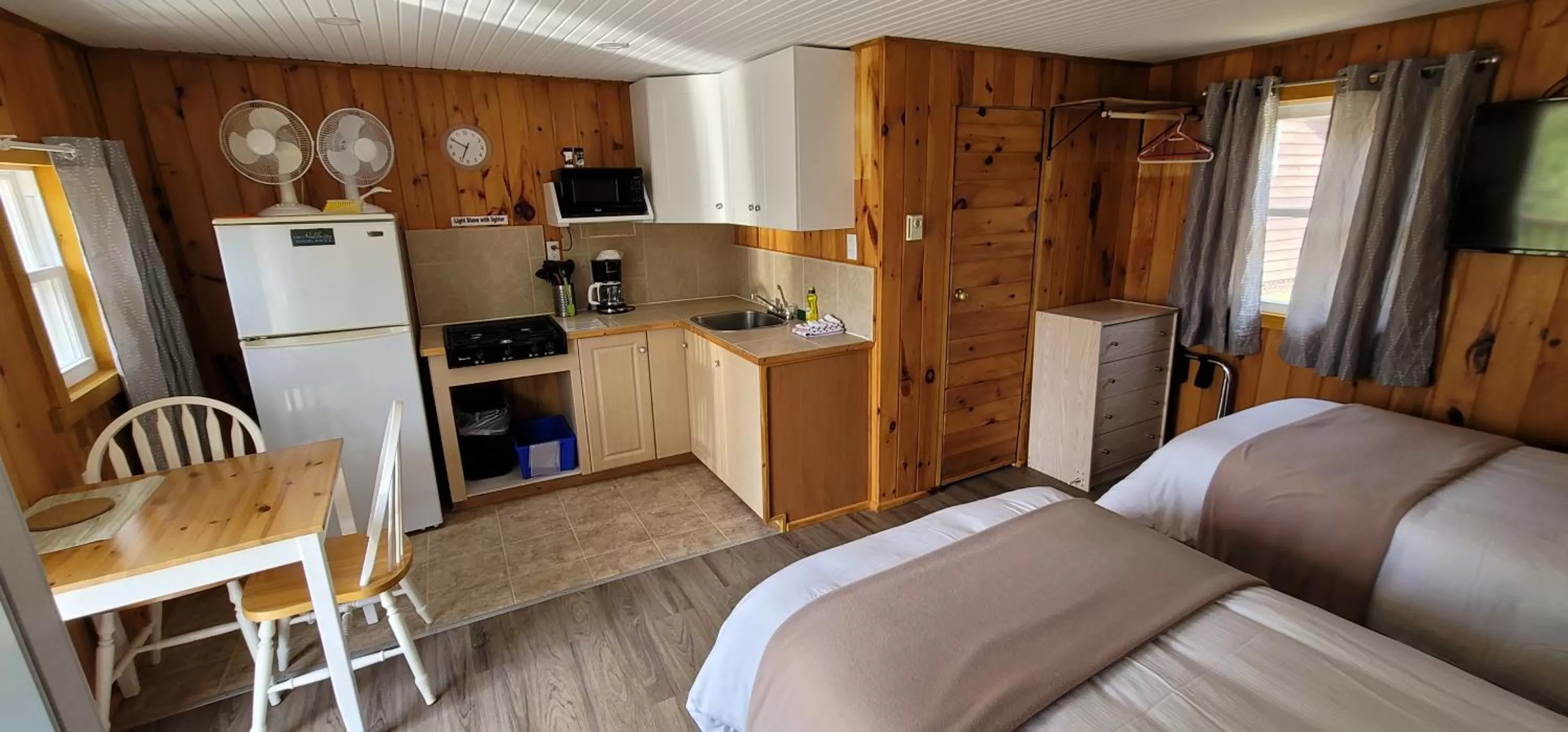 Coffee/tea facilities in Parkway Cottage Resort and Trading Post