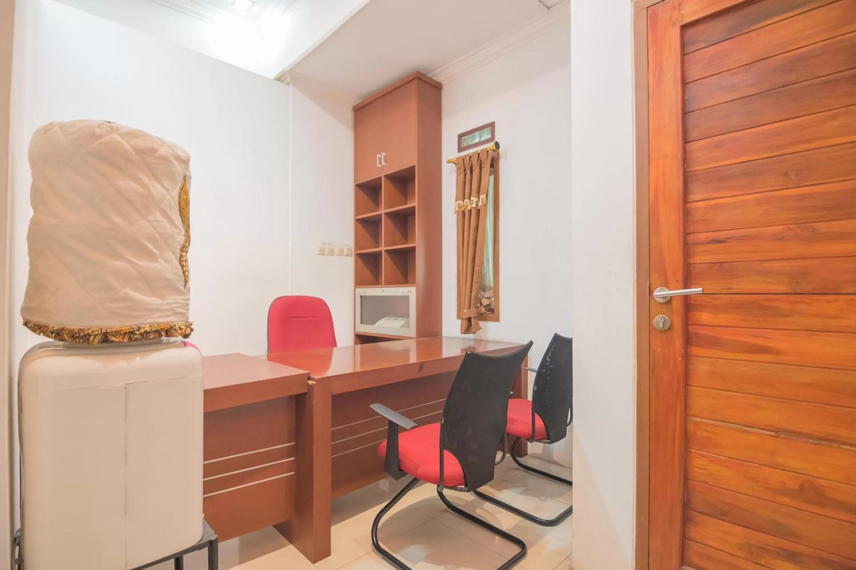 Business facilities in RedDoorz Syariah near Margahayu Raya