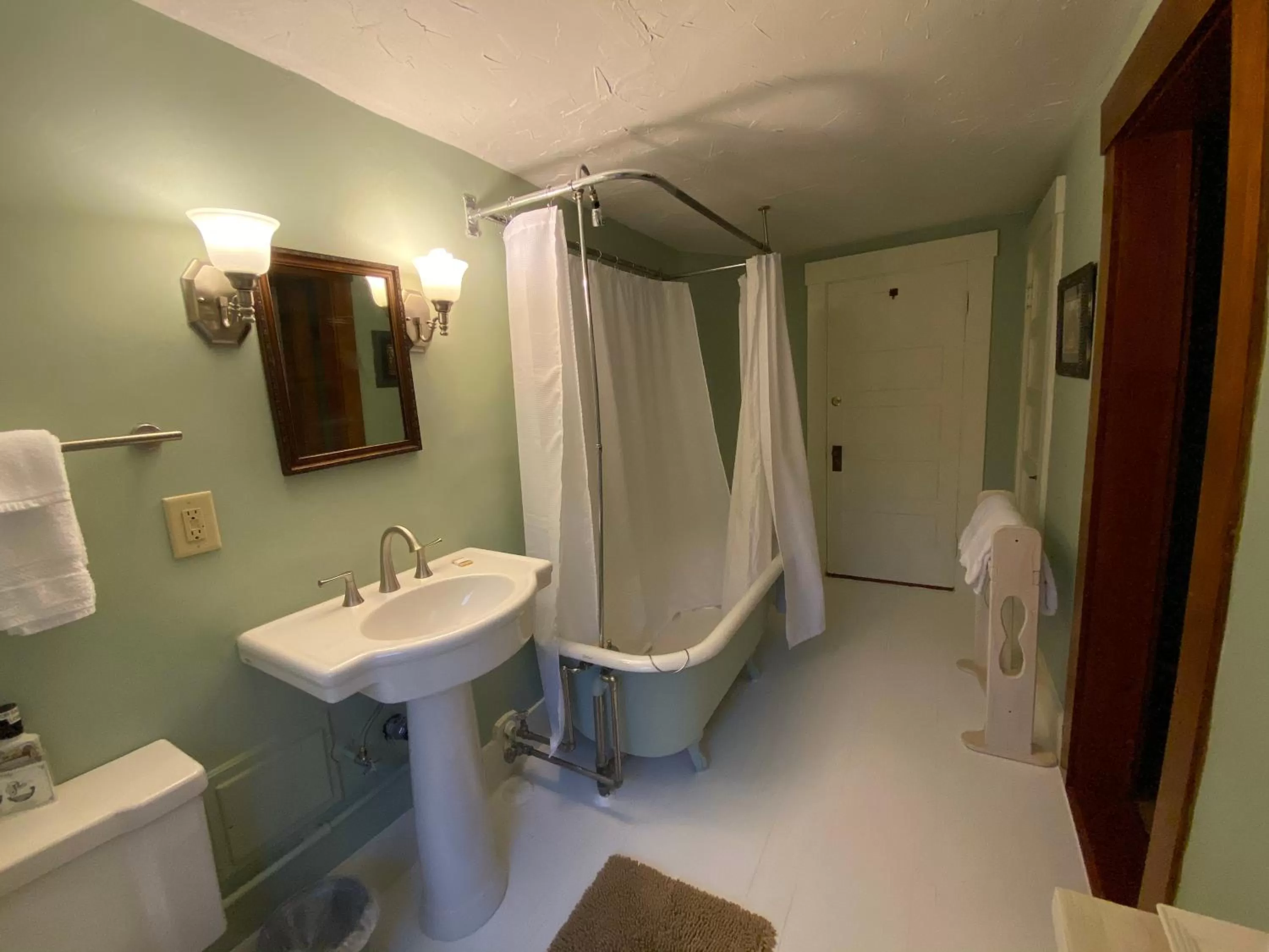 Bathroom in Follansbee Inn