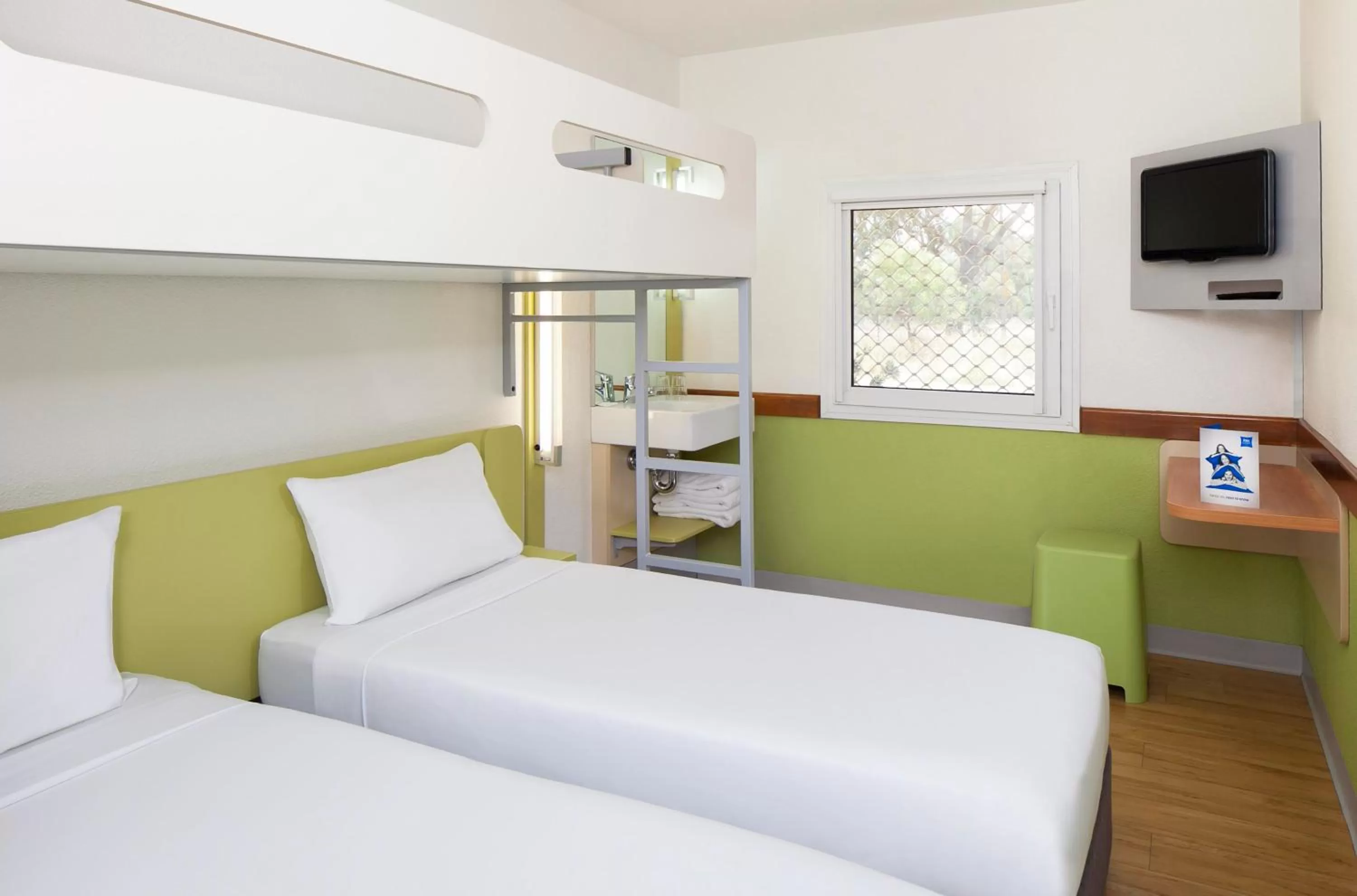 Photo of the whole room, Bed in ibis Budget Canberra