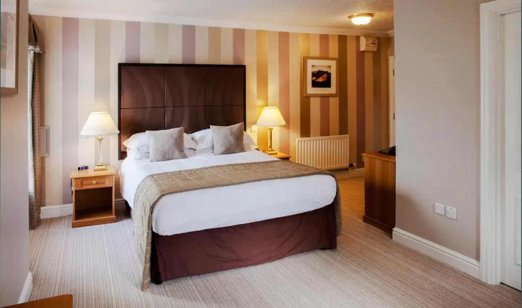 Restaurant/places to eat, Bed in Trout Hotel