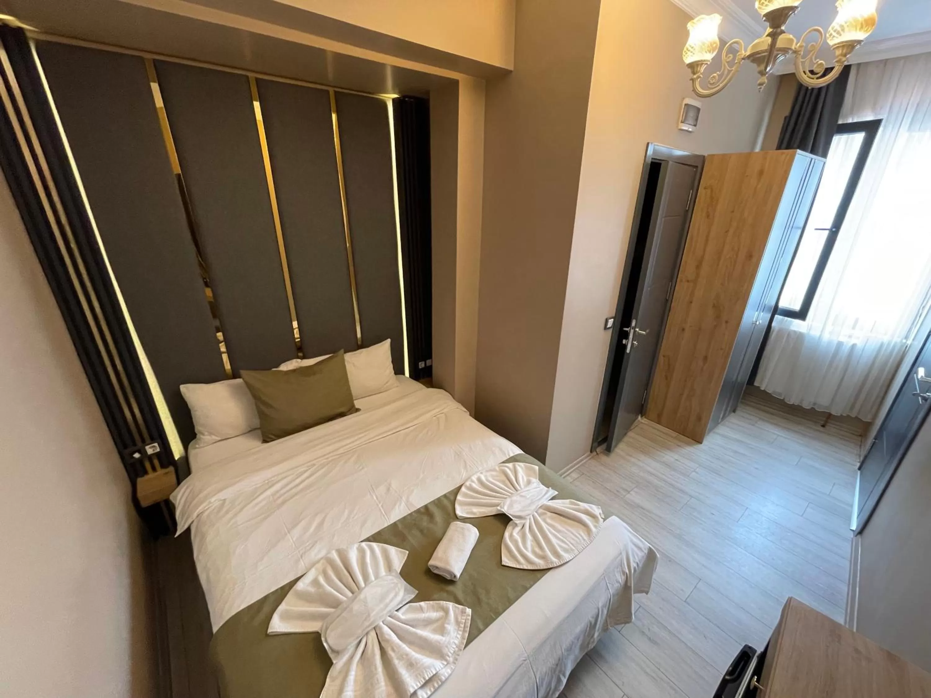 Photo of the whole room, Bed in New Taksim Hotel