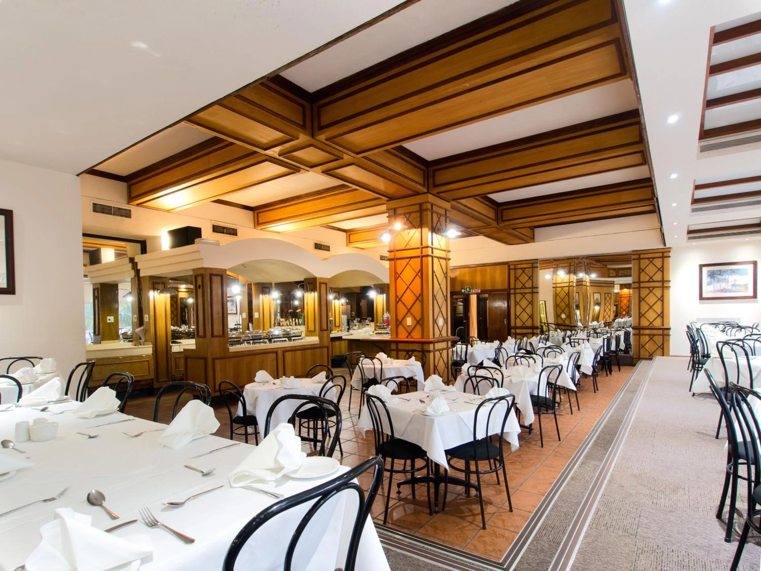 Restaurant/places to eat in Albany Hotel