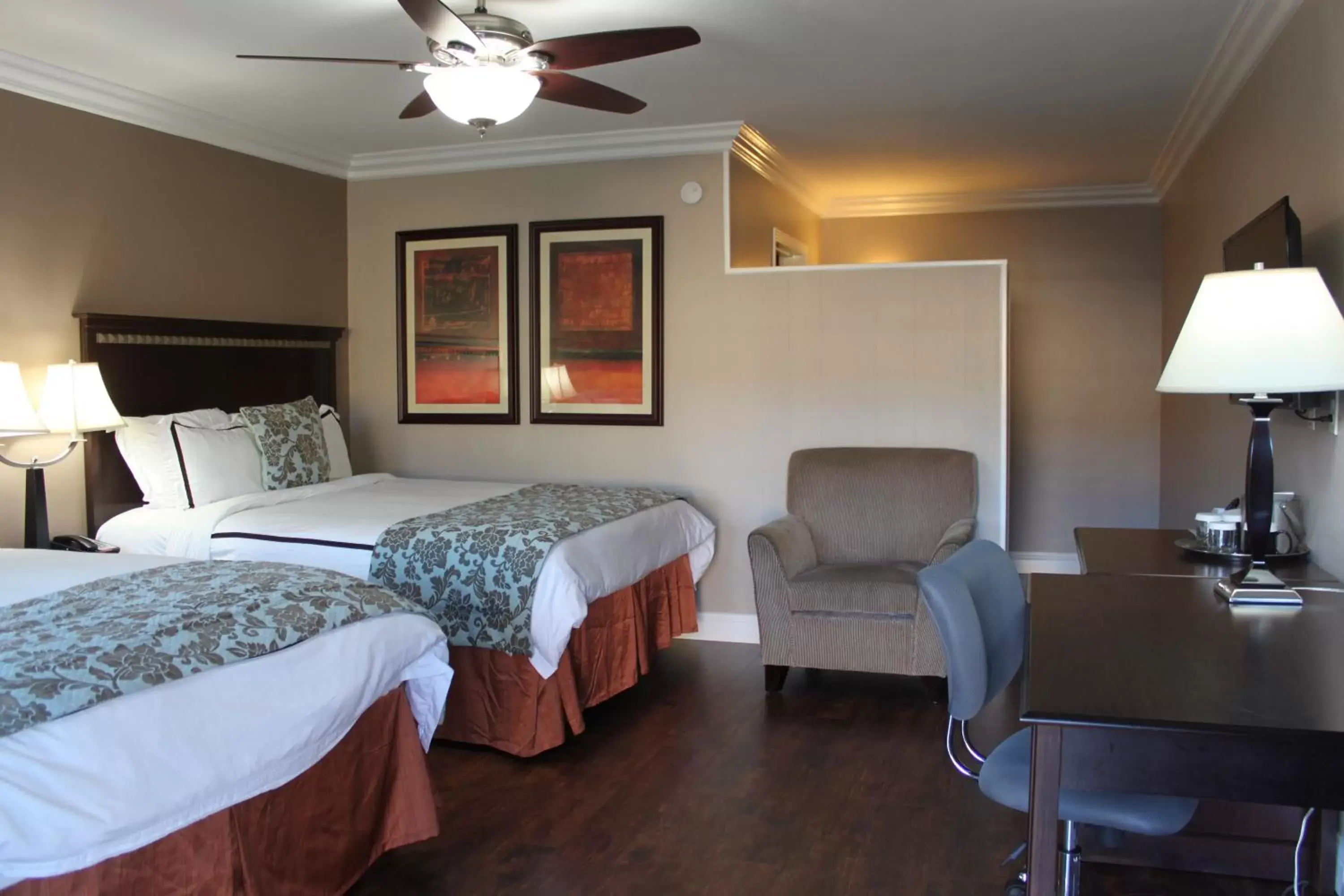 Deluxe Queen Room with Two Queen Beds - Non-Smoking in Travelodge by Wyndham Santa Maria Deluxe Queen Room with Two Queen Beds - Non-Smoking in Travelodge by Wyndham Santa Maria