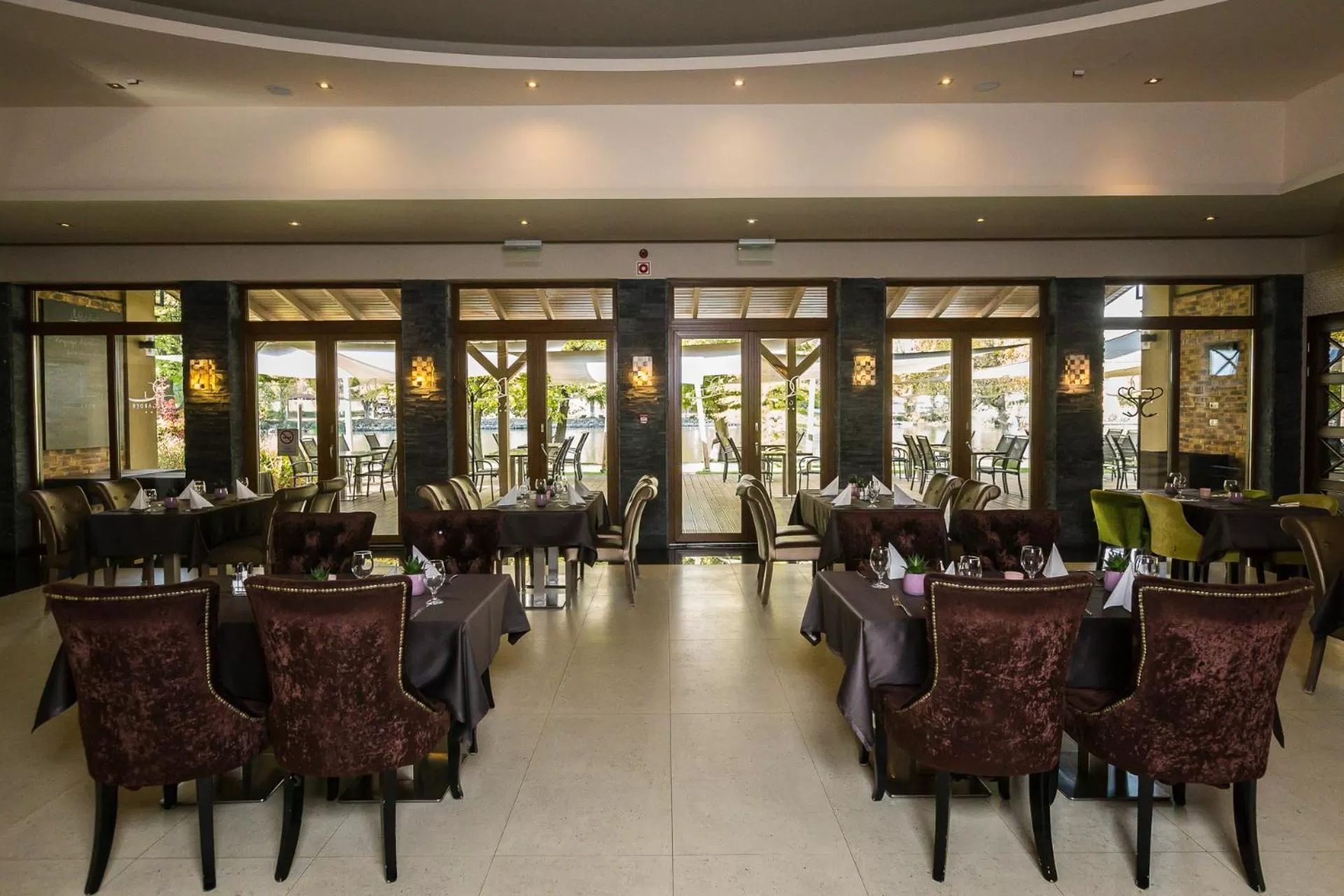 Restaurant/places to eat in Duna Garden Hotel
