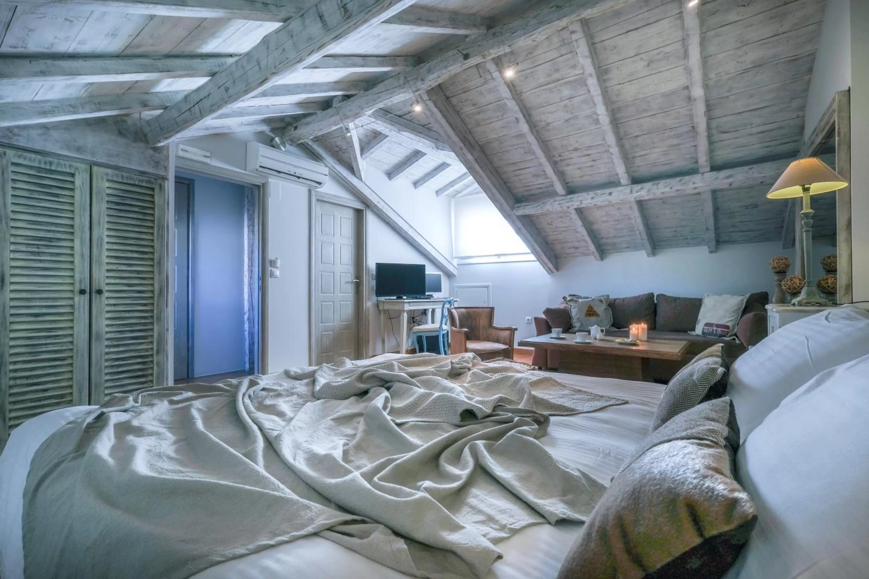 Bed in Amymone and Adiandi