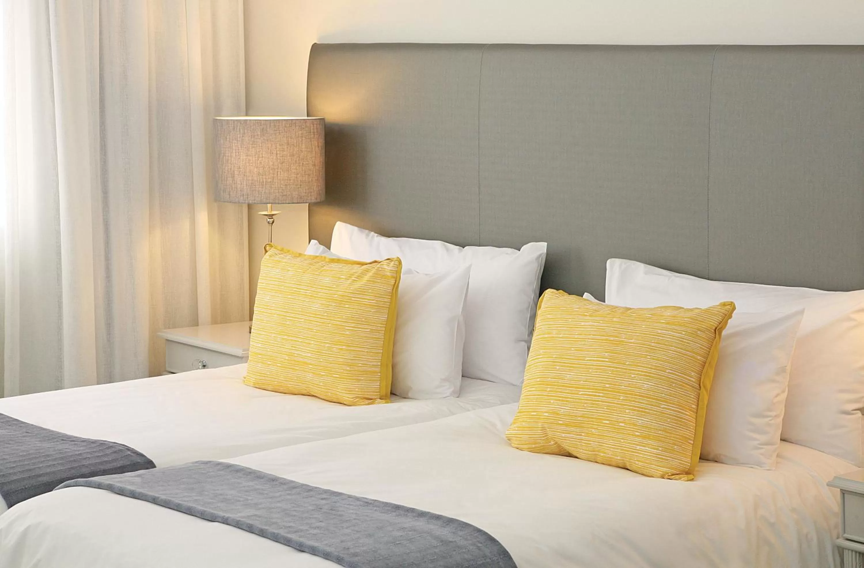 Bed in Hollow on the Square City Hotel