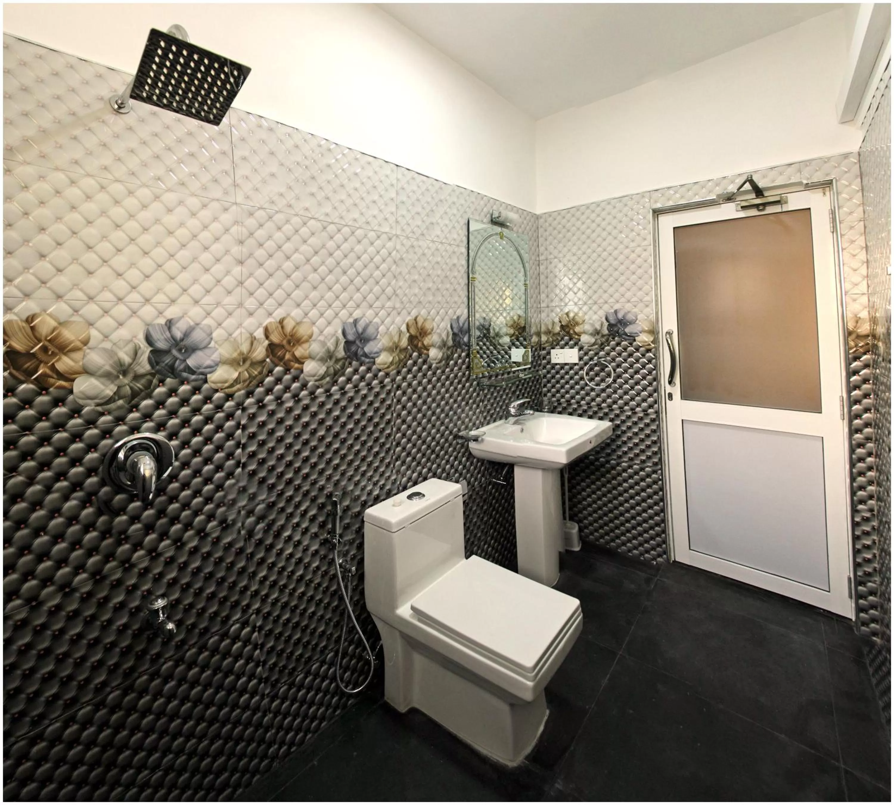 Toilet, Bathroom in Ronaka Airport Transit Hotel