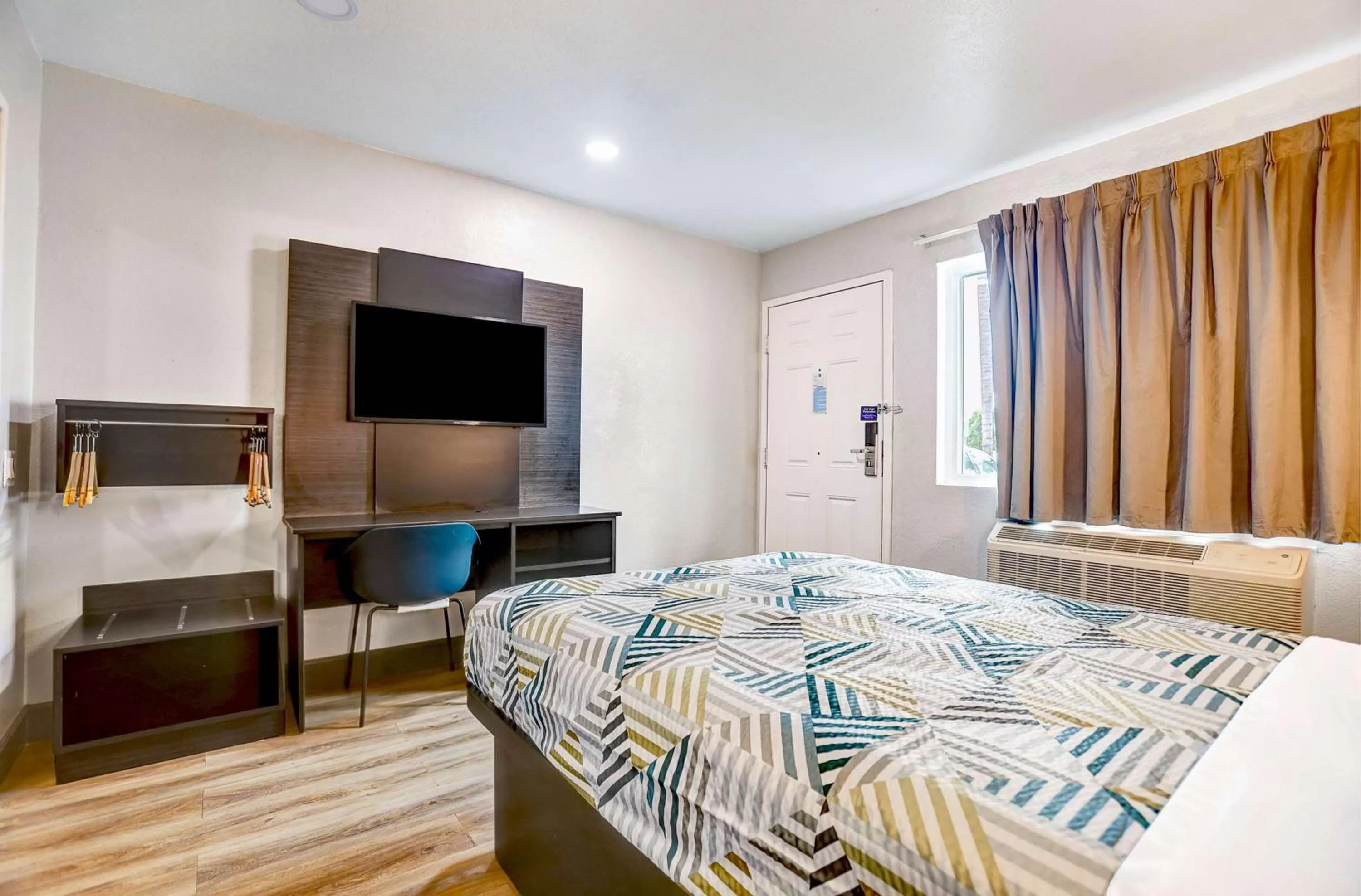 Photo of the whole room, Bed in Motel 6-San Bernardino, CA - South