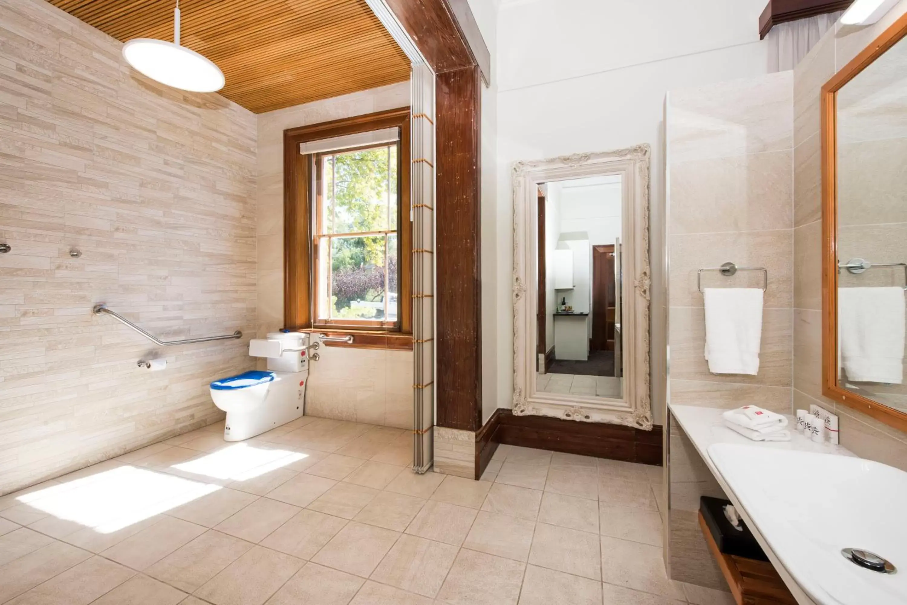 Queen Room - Disability Access - Suite 5 in The Parkview Hotel Mudgee Queen Room - Disability Access - Suite 5 in The Parkview Hotel Mudgee