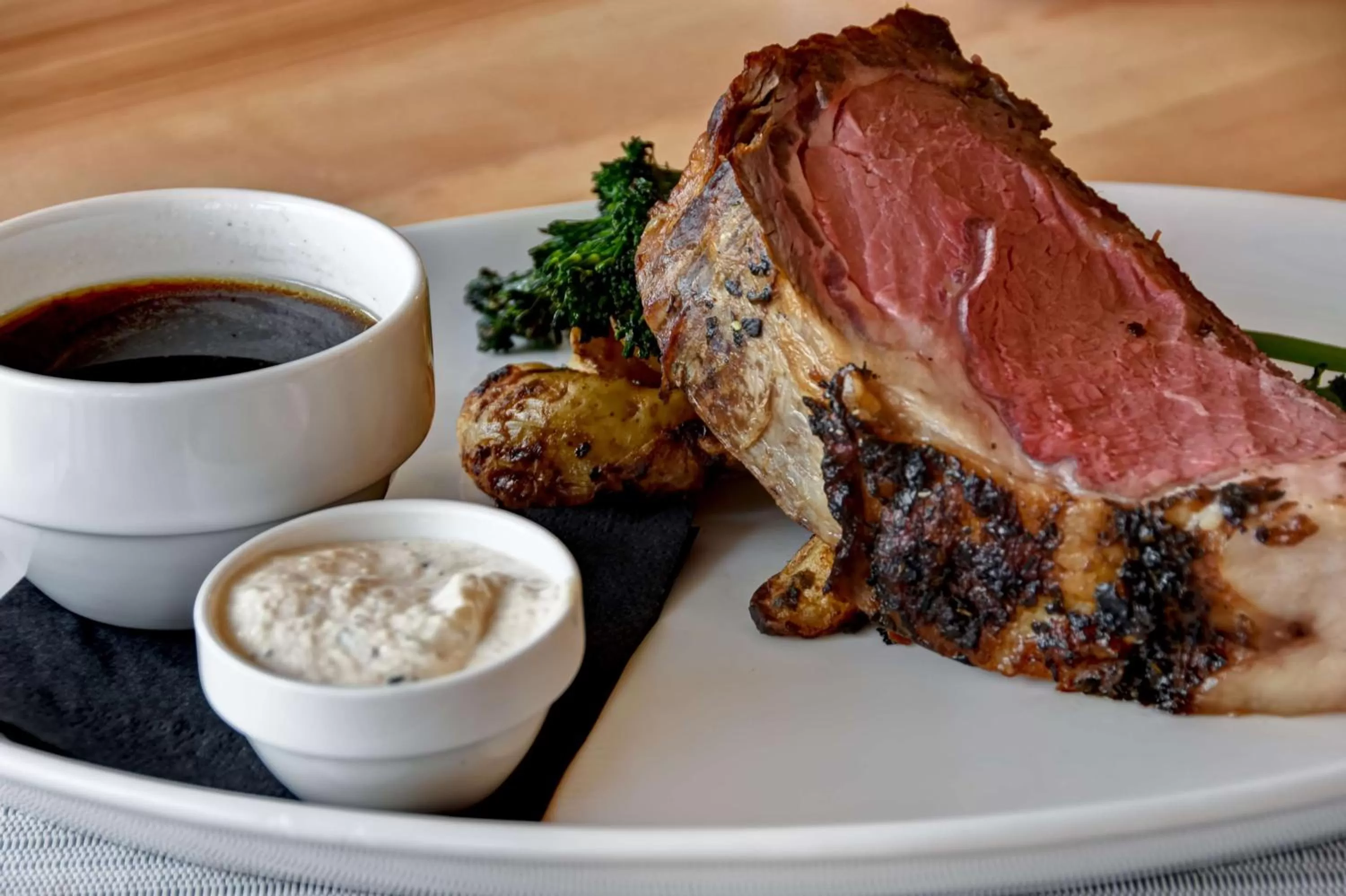 Dining area in DoubleTree by Hilton Oceanfront Virginia Beach