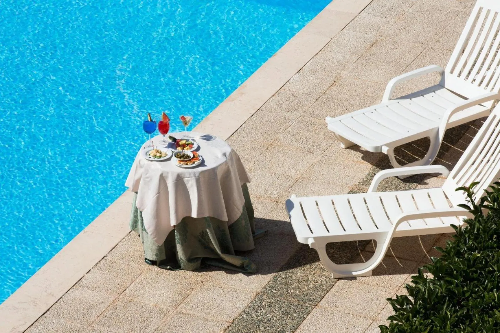 Swimming pool in Hotel Ramapendula