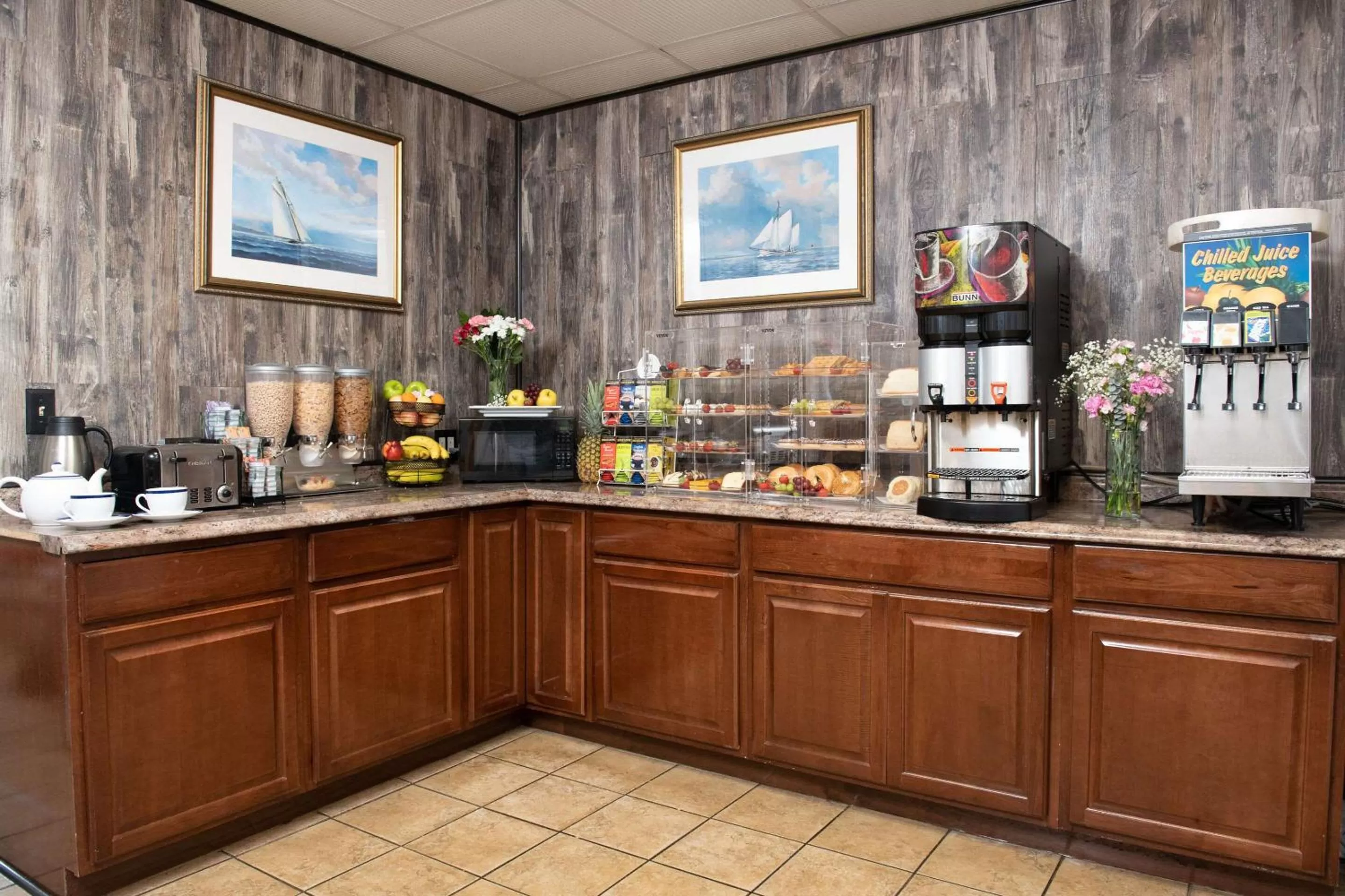 Breakfast in Rodeway Inn Middletown - Newport