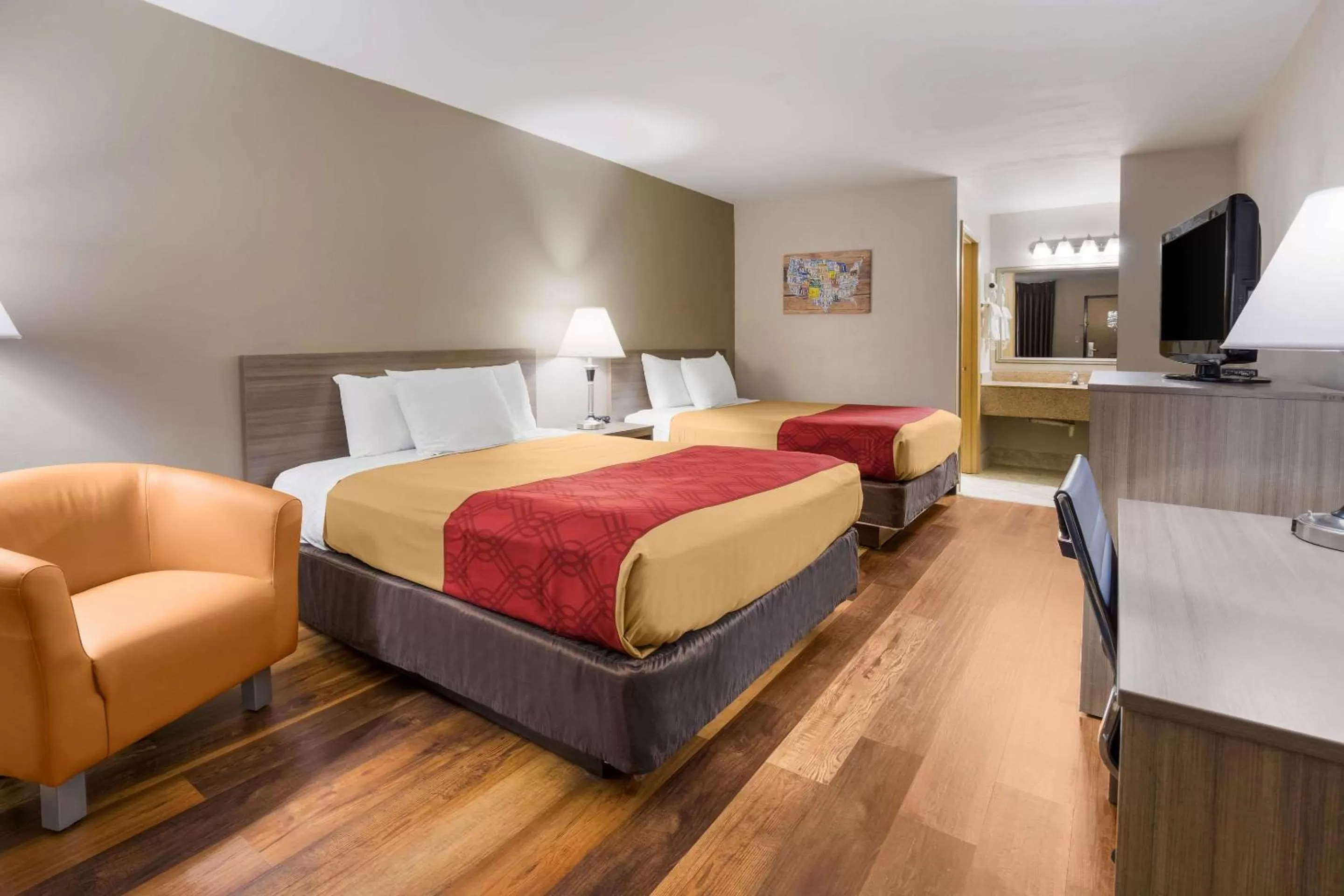 Photo of the whole room, Bed in Econo Lodge Hendersonville