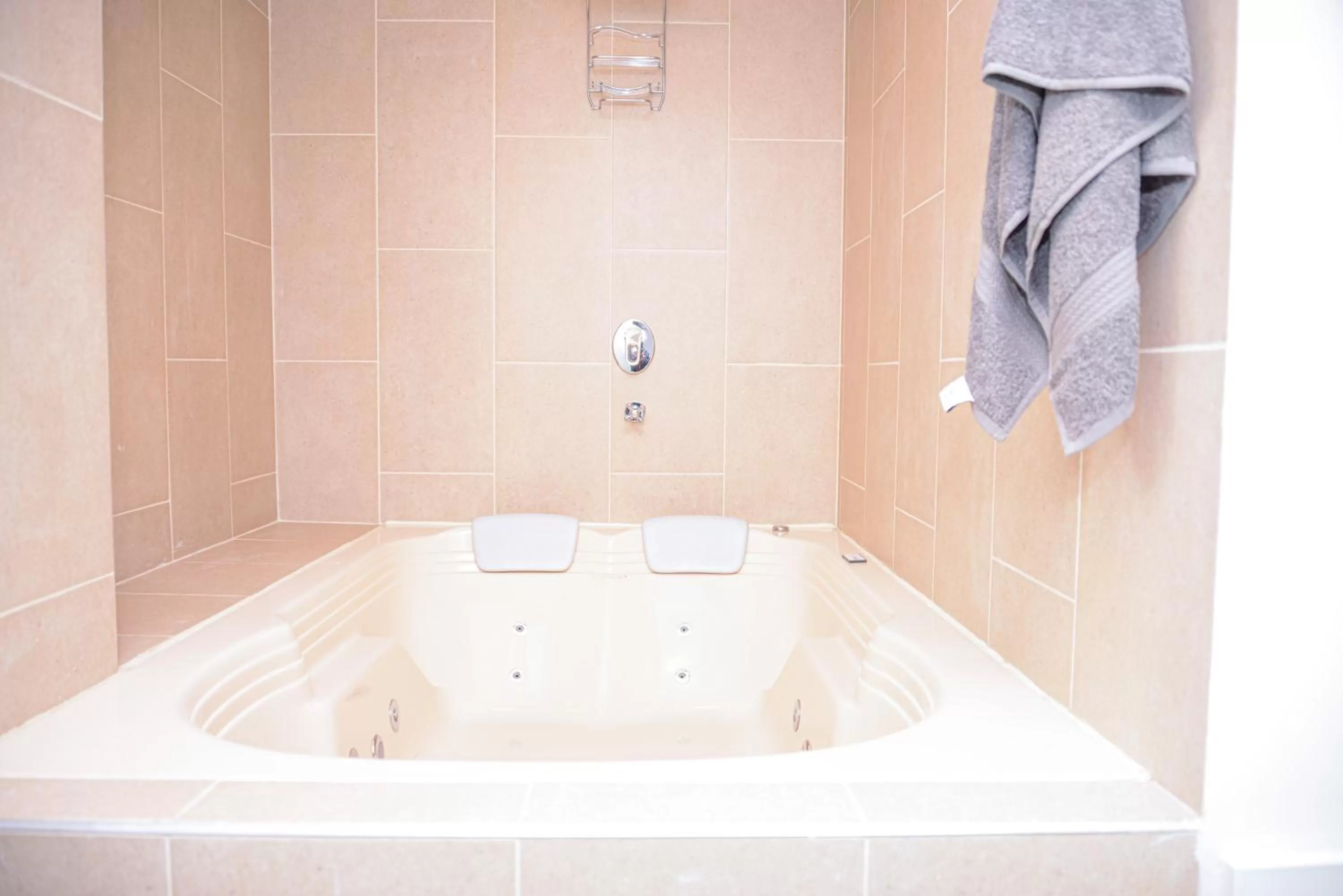 Hot Tub, Bathroom in Miracle