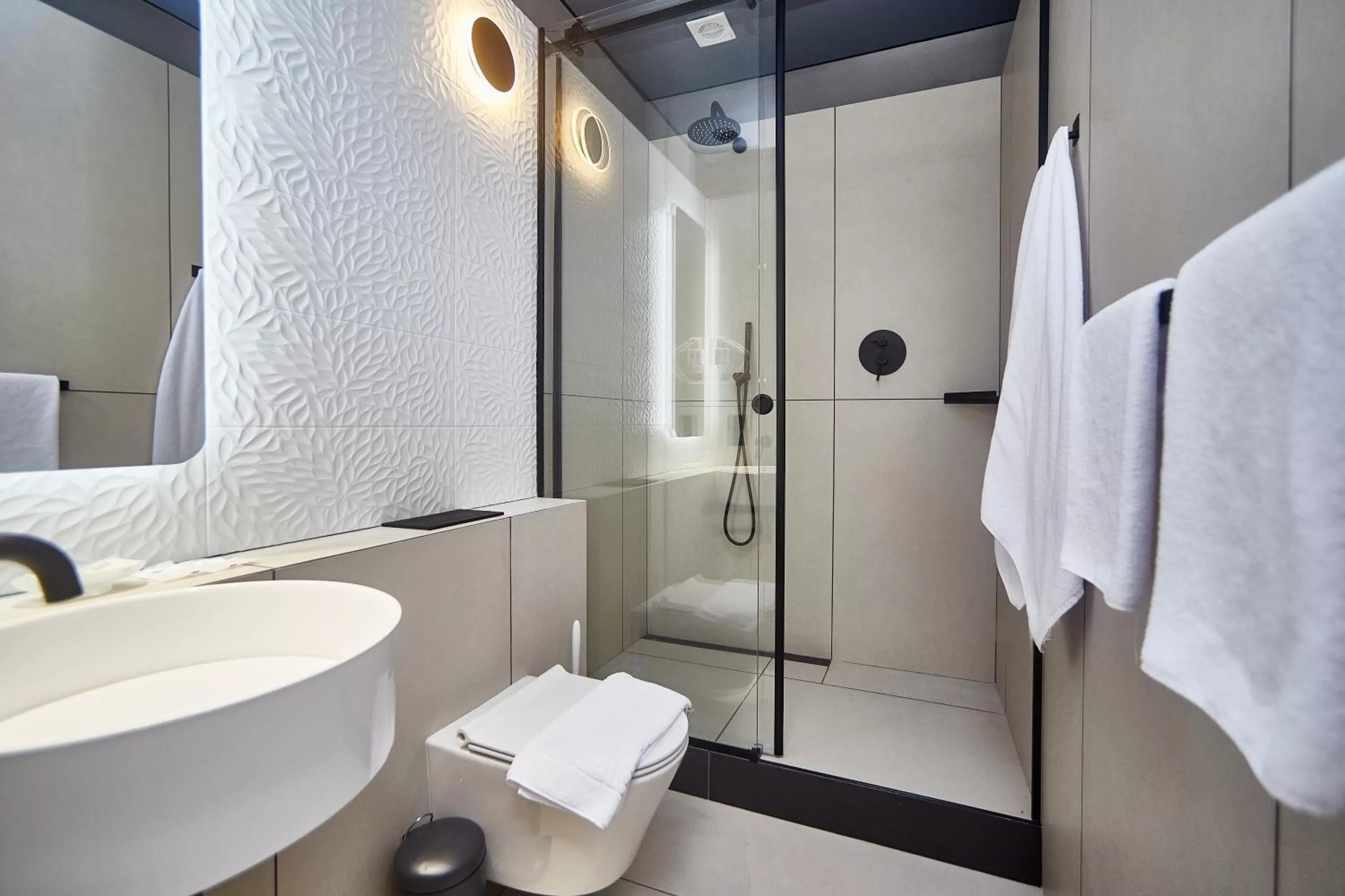 Shower in Ultramarinn Hotel