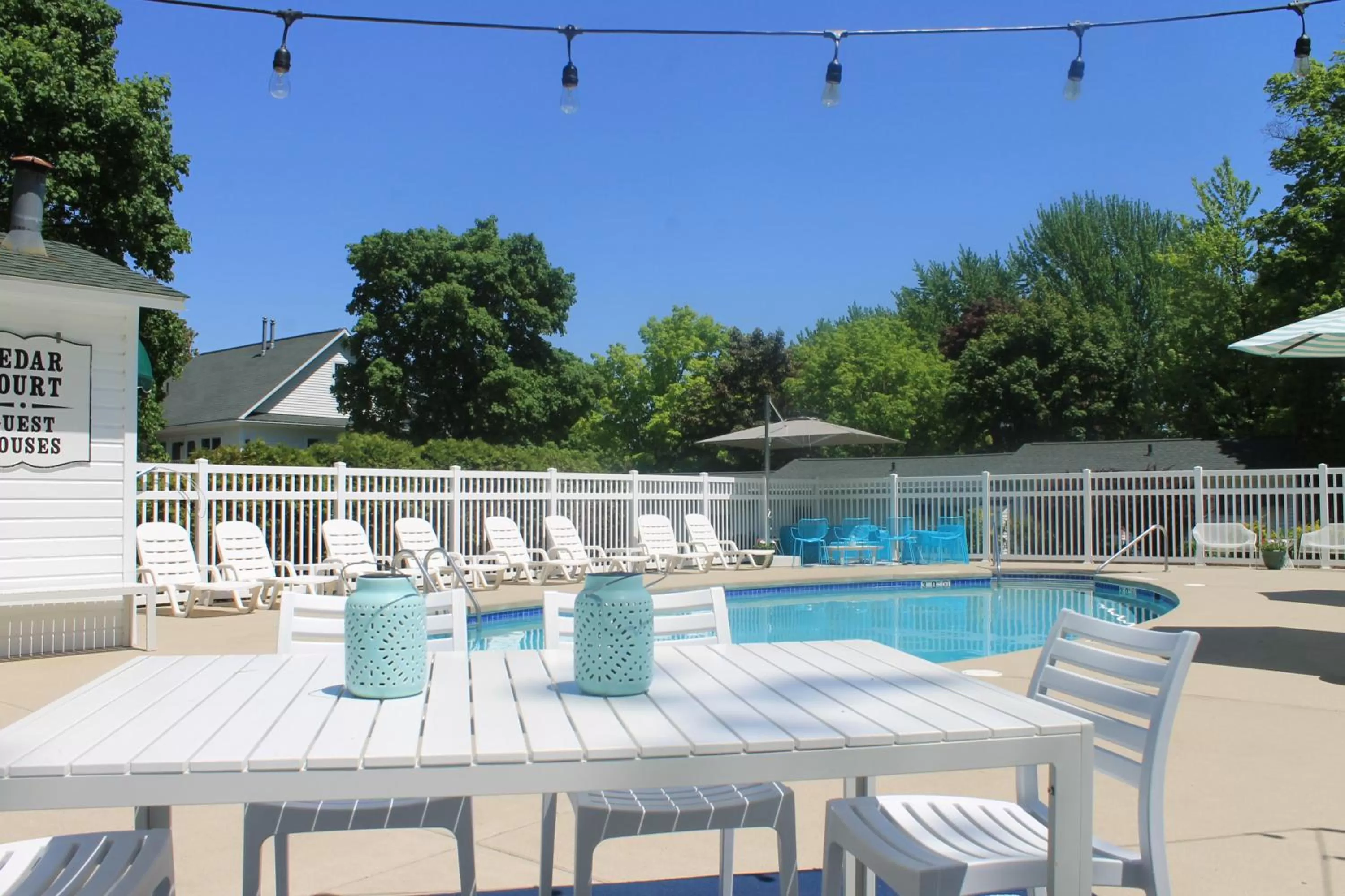 Swimming pool in Cedar Court Inn