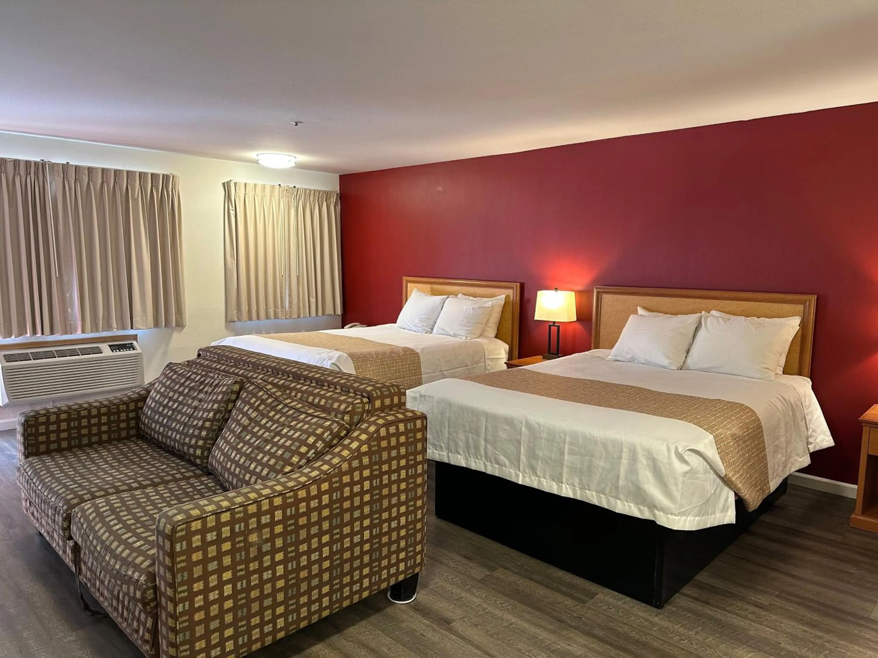 Bedroom, Bed in Econo Lodge Edmonds North Seattle