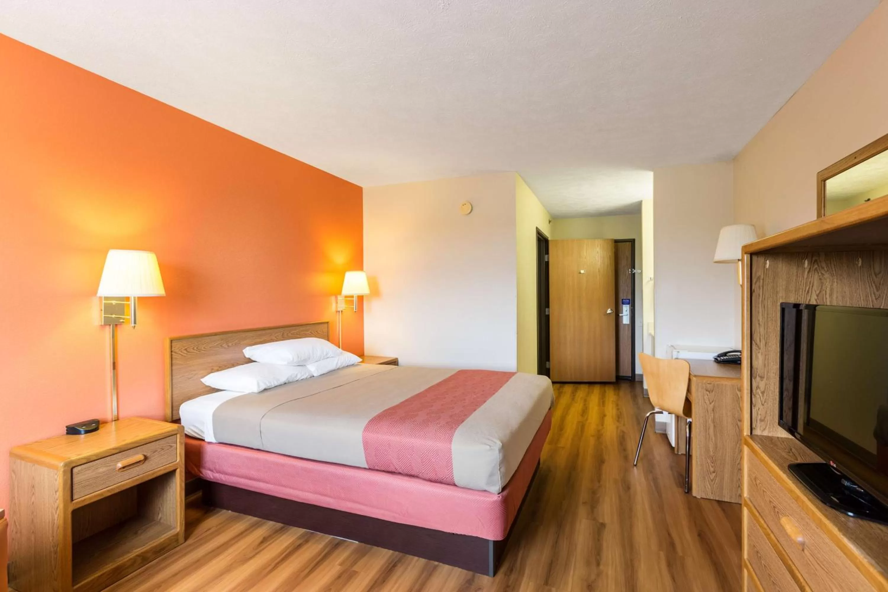 Photo of the whole room, Bed in Motel 6-Percival, IA