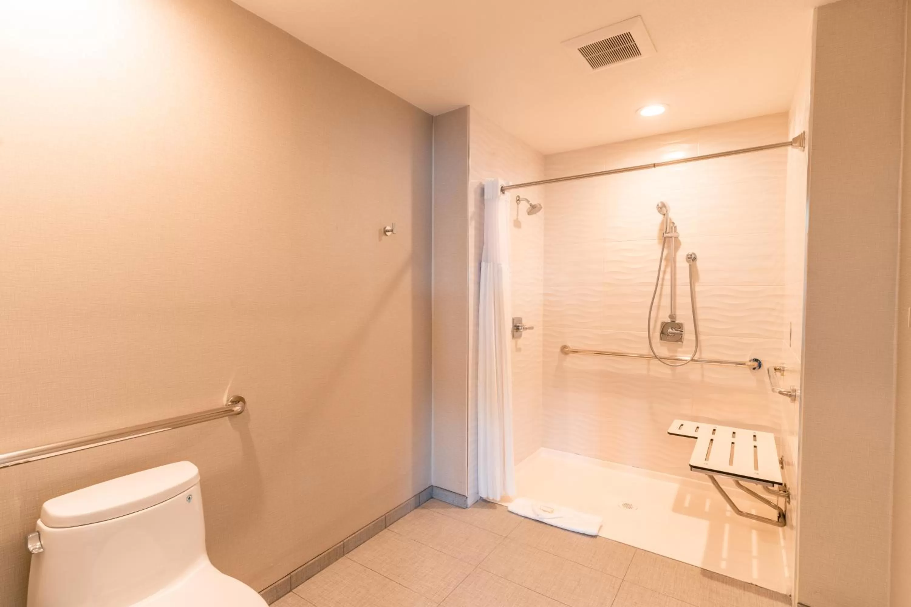 Bathroom in Hotel Aluxor SFO, Sapphire Boutique Collection