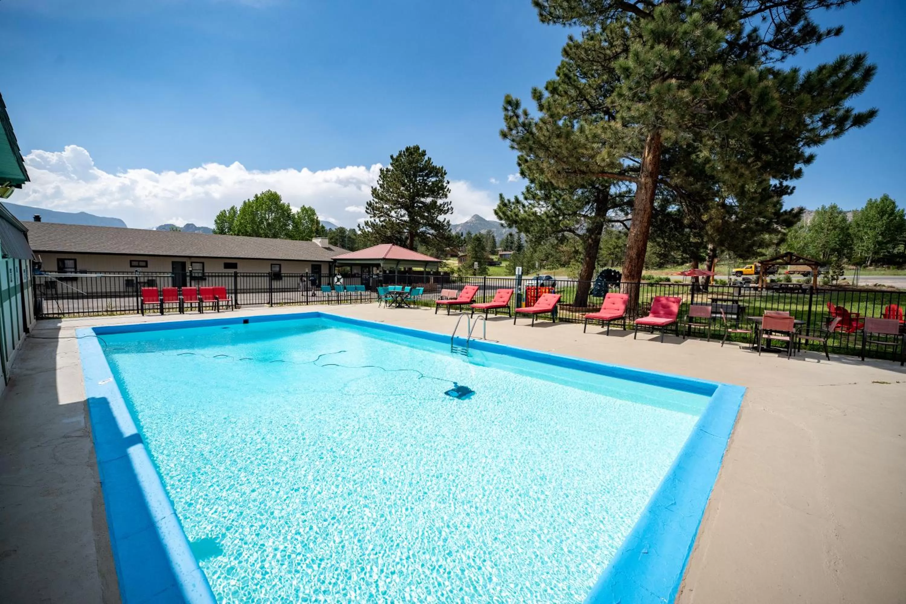 Swimming pool in Estes Mountain Inn