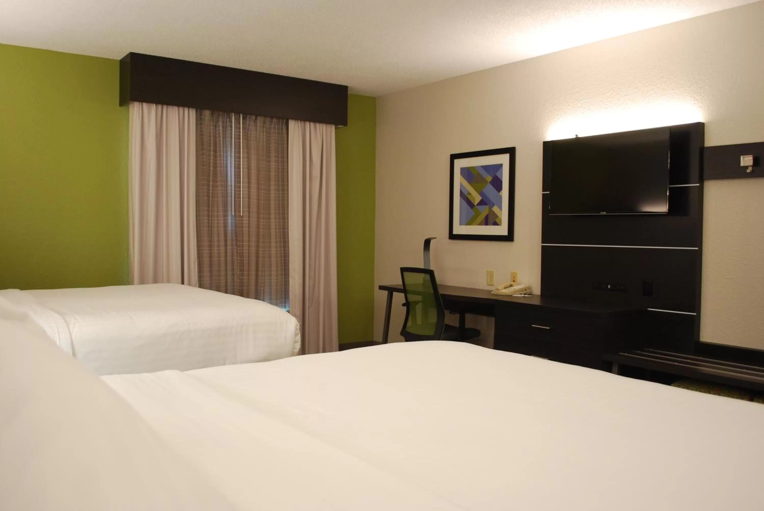 Bed in Holiday Inn Express Hotel & Suites Kingsport-Meadowview I-26 by IHG