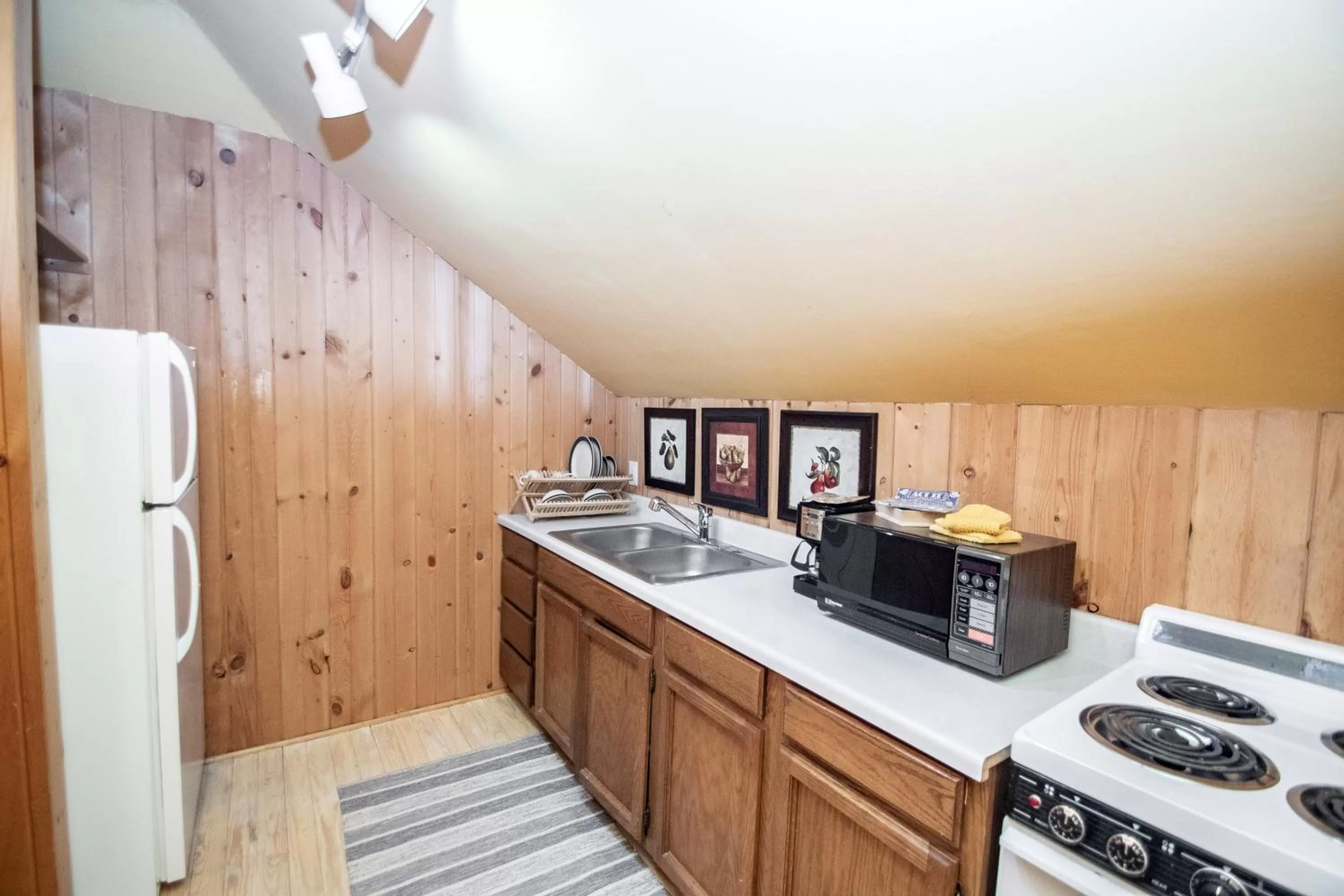 Kitchen or kitchenette in Looking Glass Inn