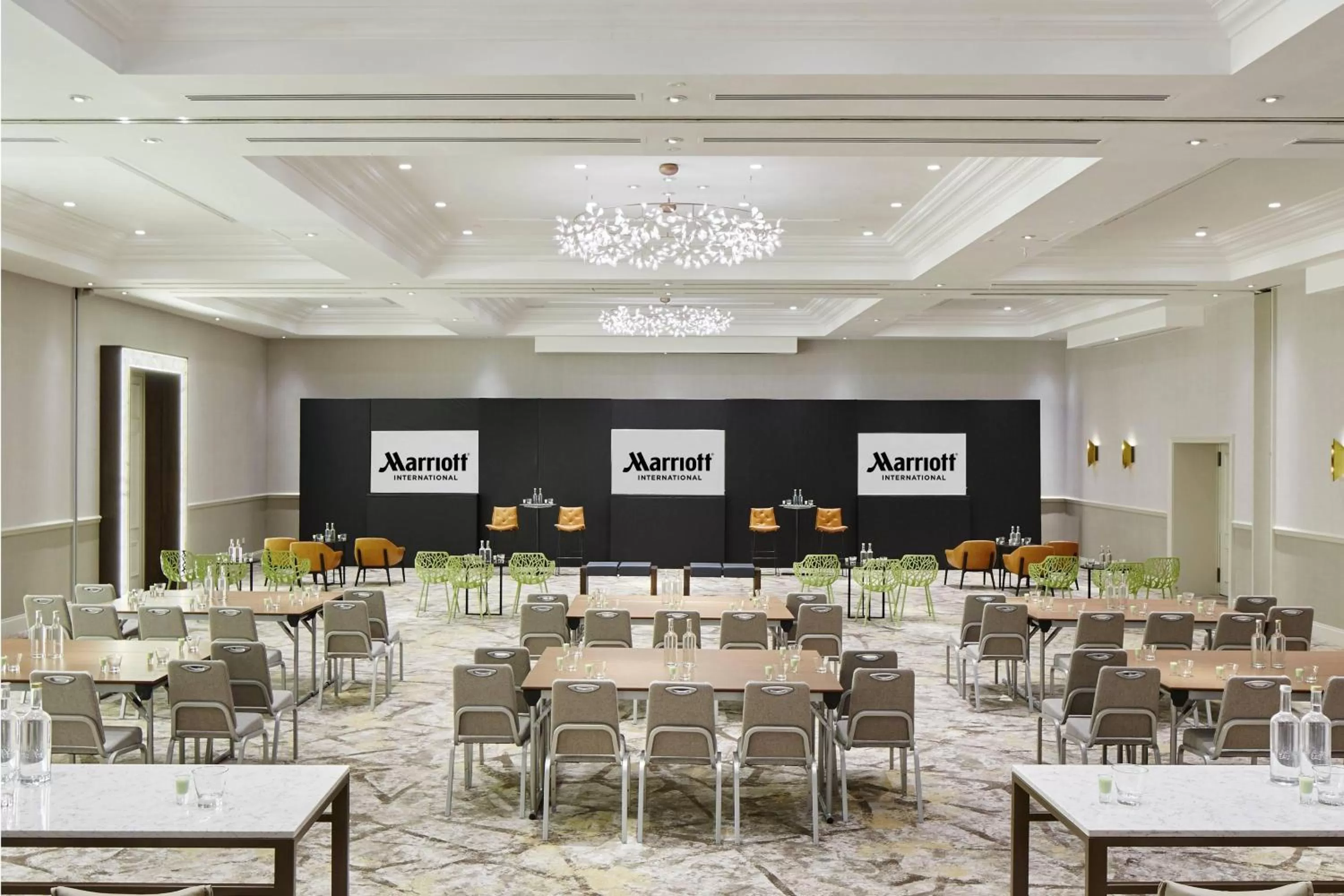 Lounge or bar in London Marriott Hotel Regents Park