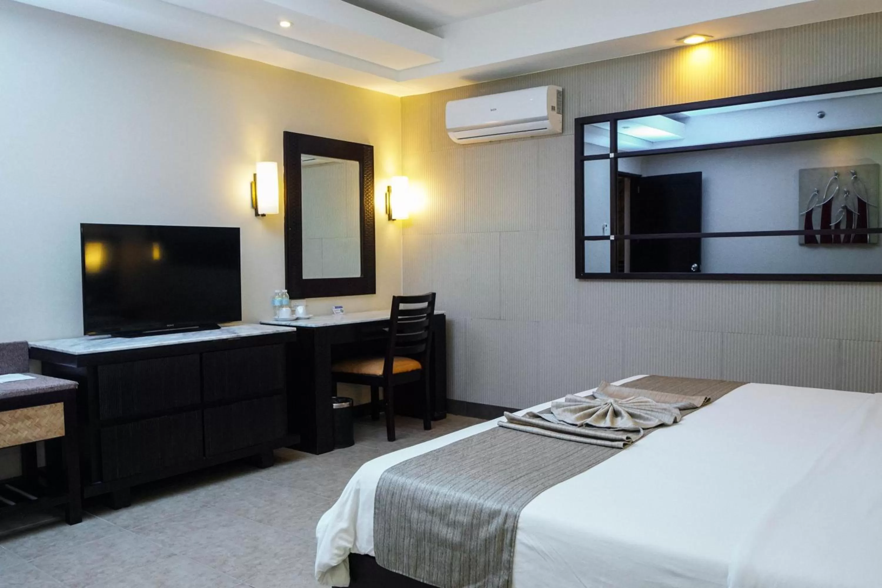 Communal lounge/ TV room, Bed in Coron Westown Resort