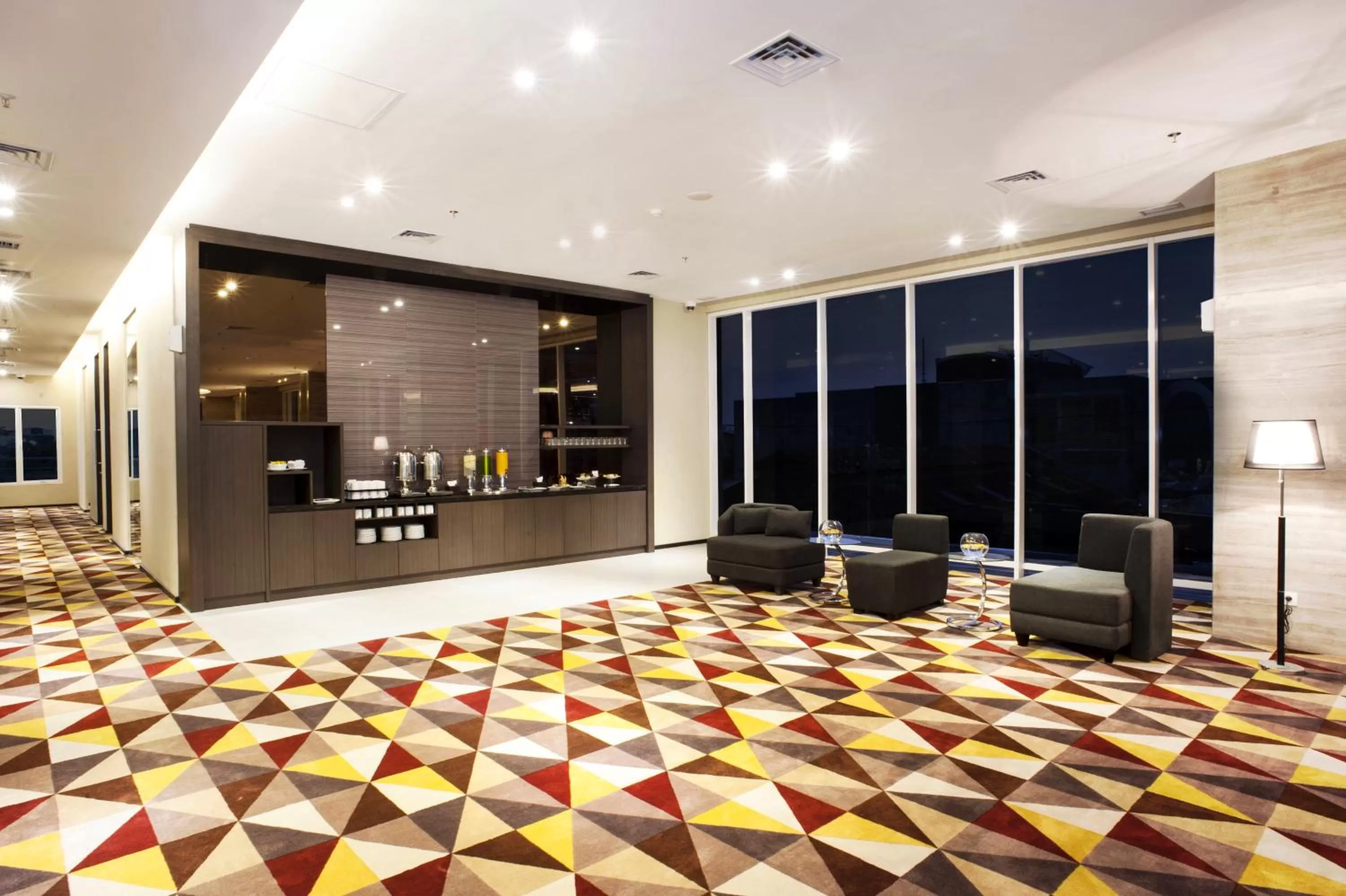 Lounge or bar in Holiday Inn Express Surabaya CenterPoint by IHG