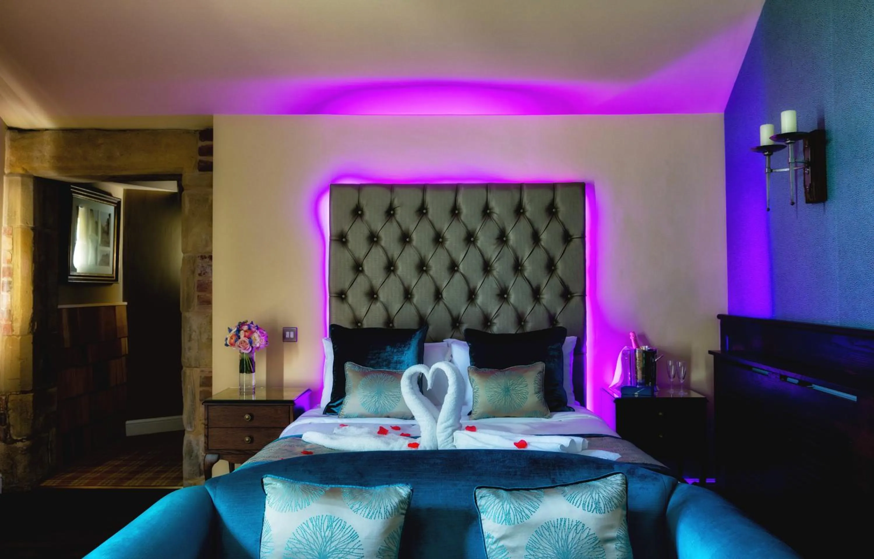 Bedroom, Bed in Rogerthorpe Manor Hotel