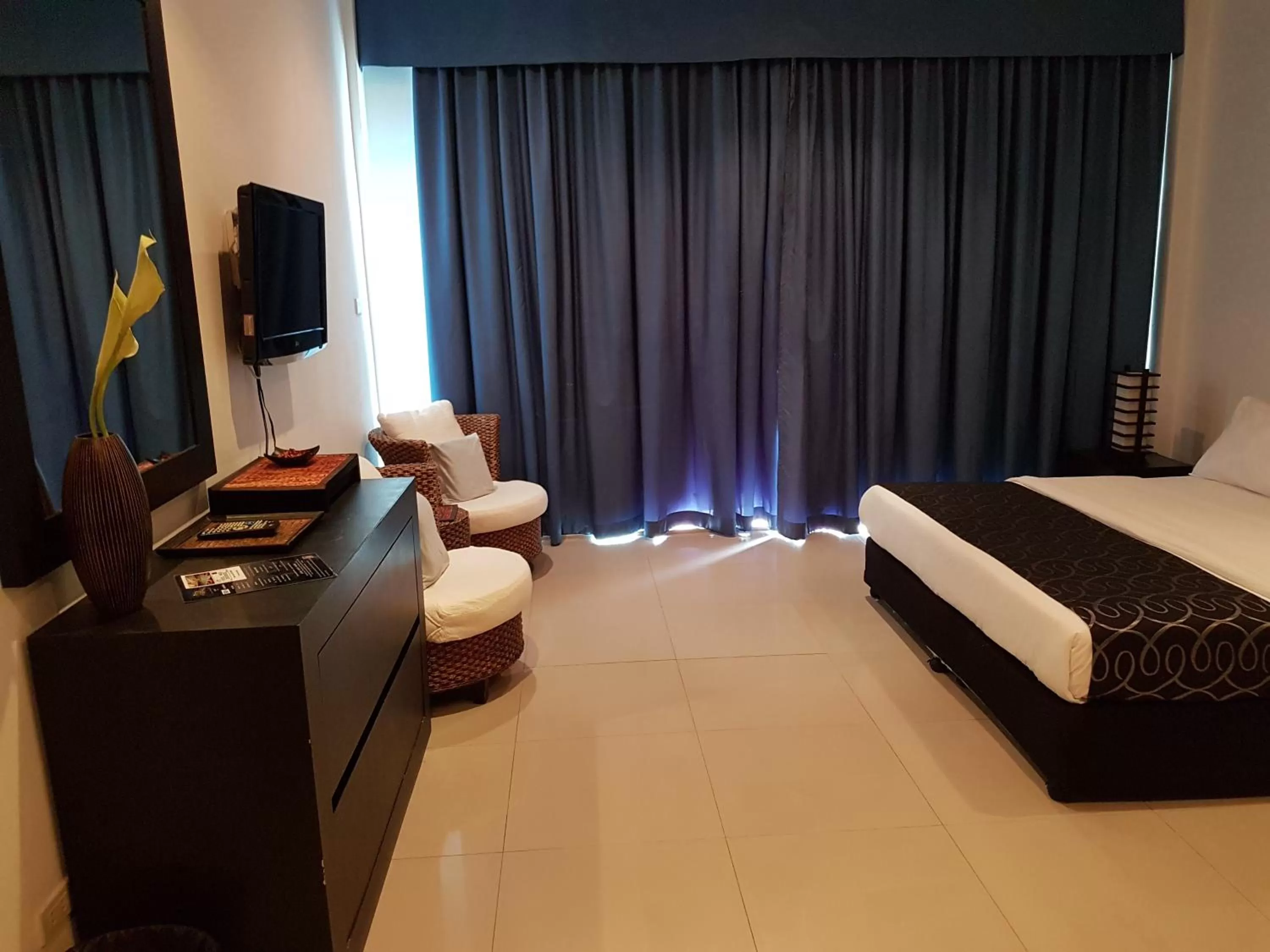 Facade/entrance, Bed in East Suites