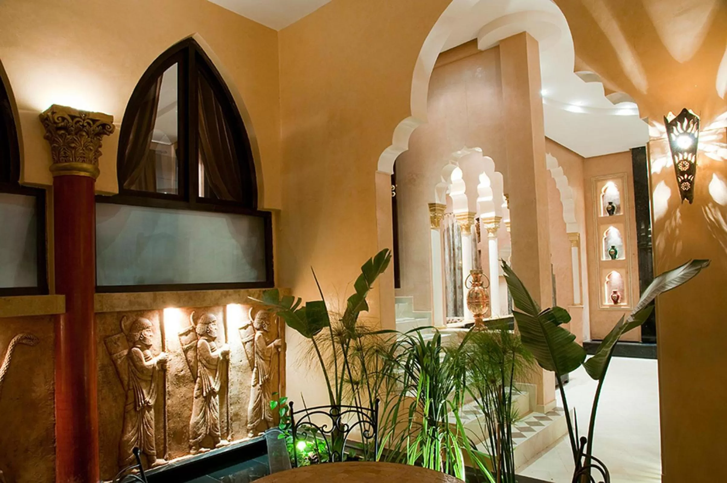 Food and drinks, TV/Entertainment Center in Le Temple Des Arts