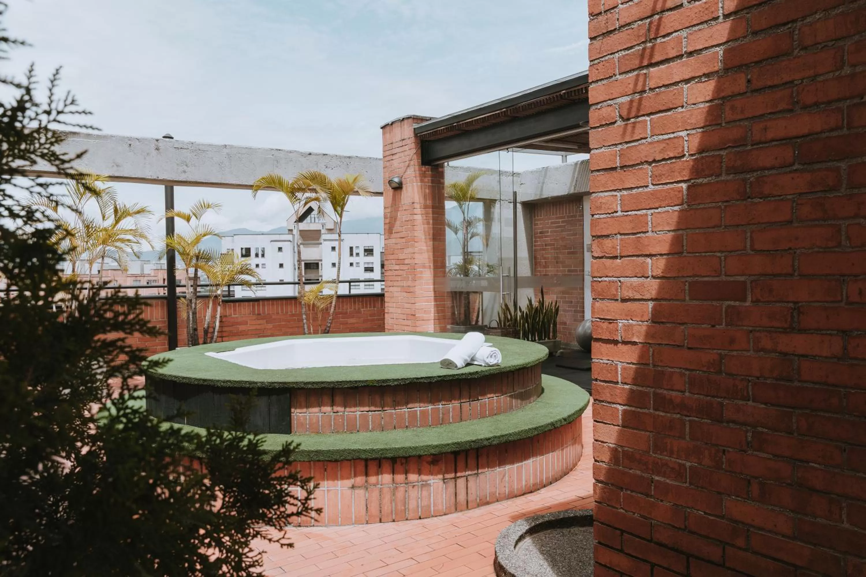 Hot Tub in Travelers Orange Suites
