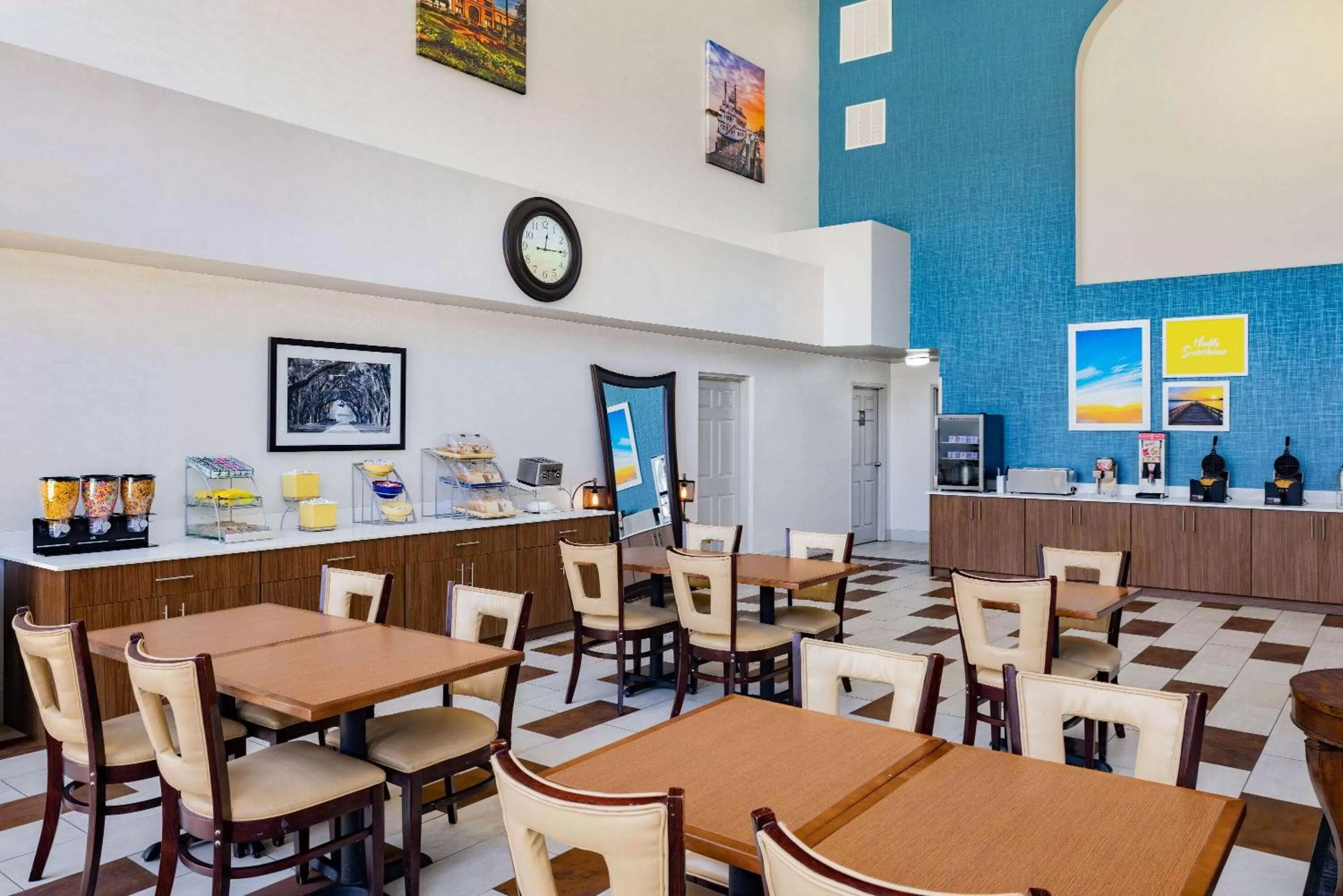 Restaurant/places to eat in Days Inn & Suites by Wyndham Savannah Midtown