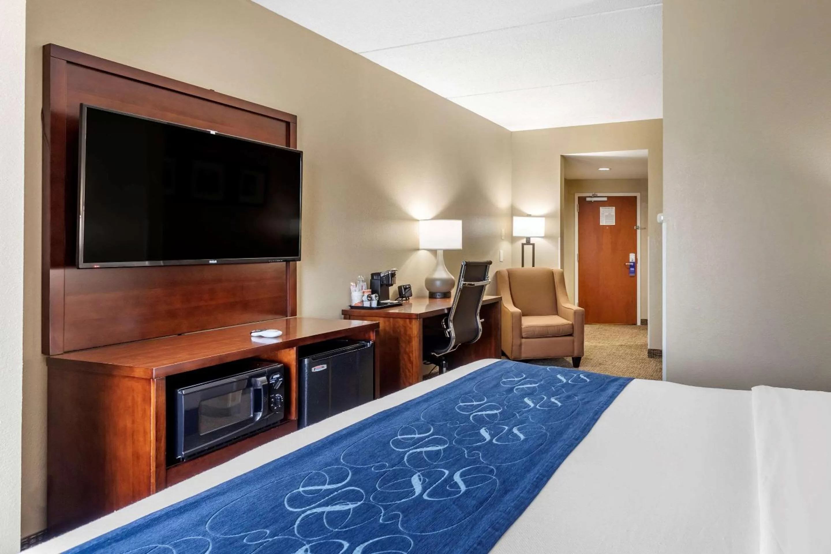 Photo of the whole room, Bed in Comfort Suites Manchester near Arnold AFB