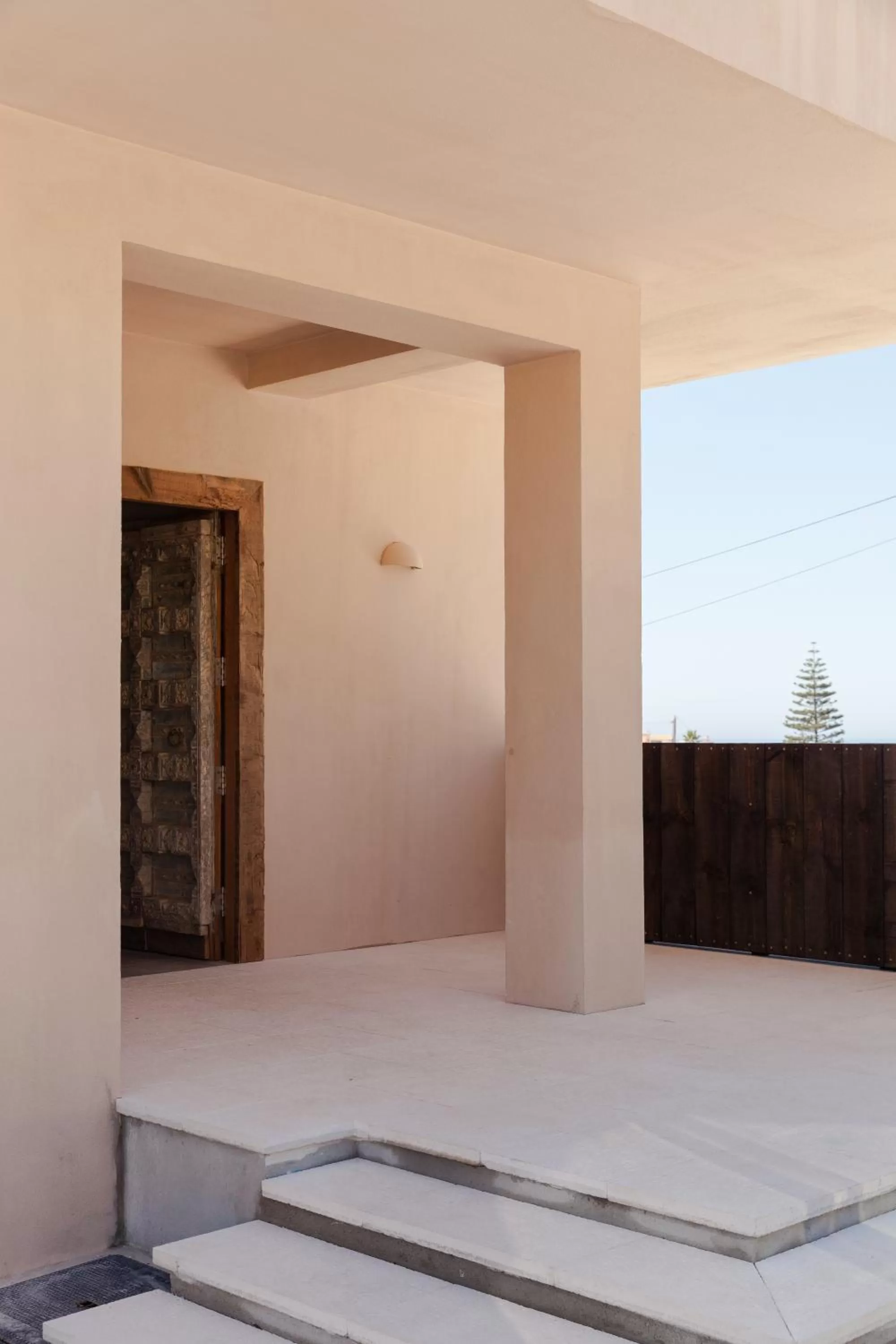 Facade/entrance in Azenhas do Mar Valley House