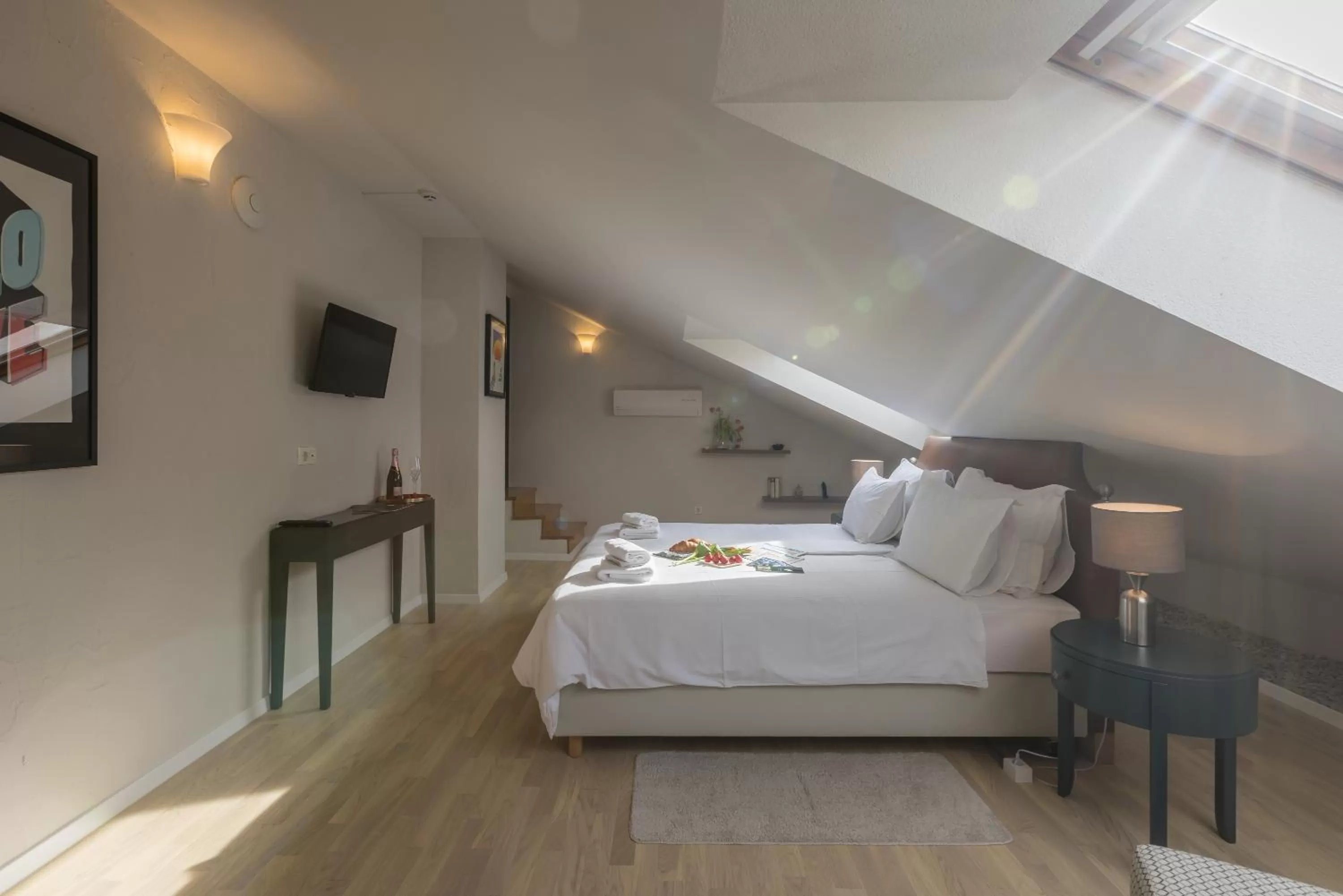 Bed in Leonis Restaurant & Rooms